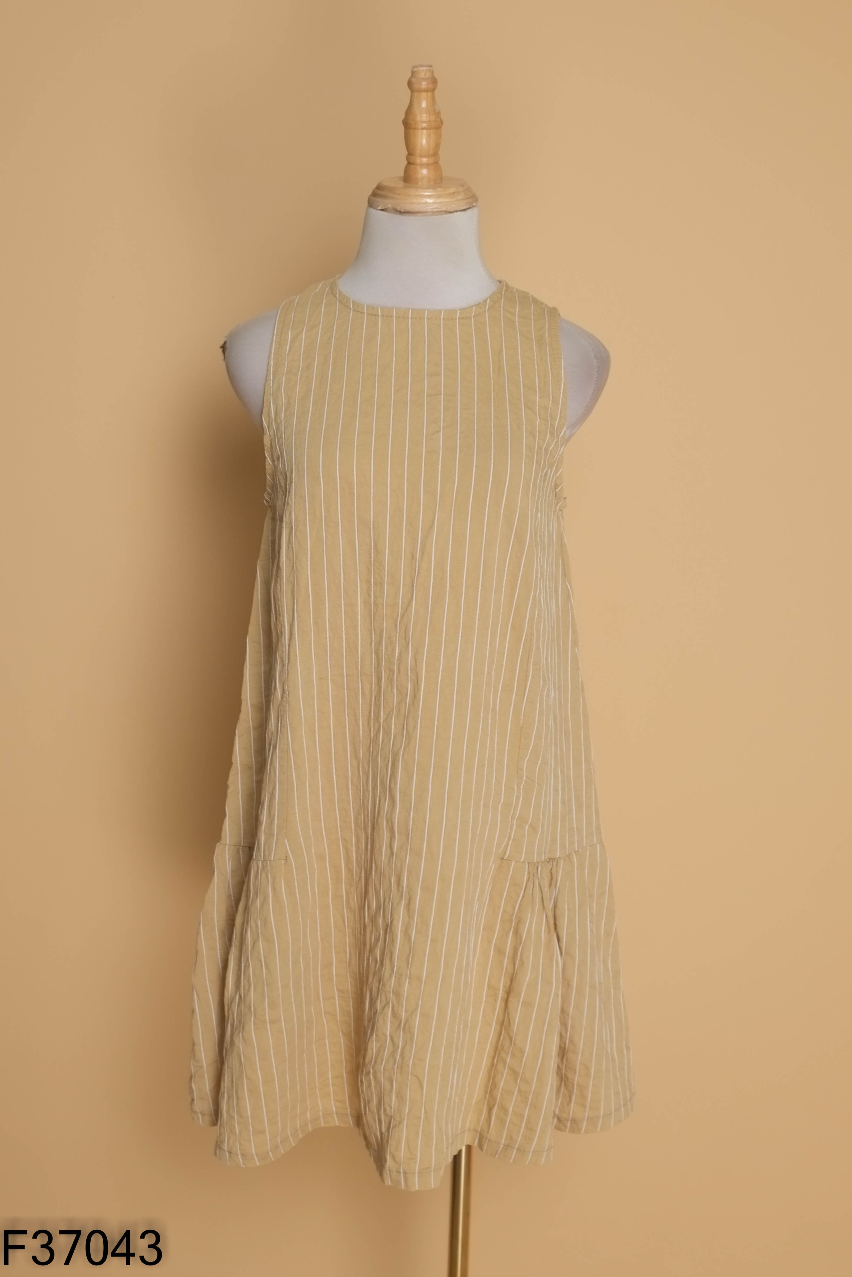 Váy vàng kẻ sọc trắng dáng nhỡ