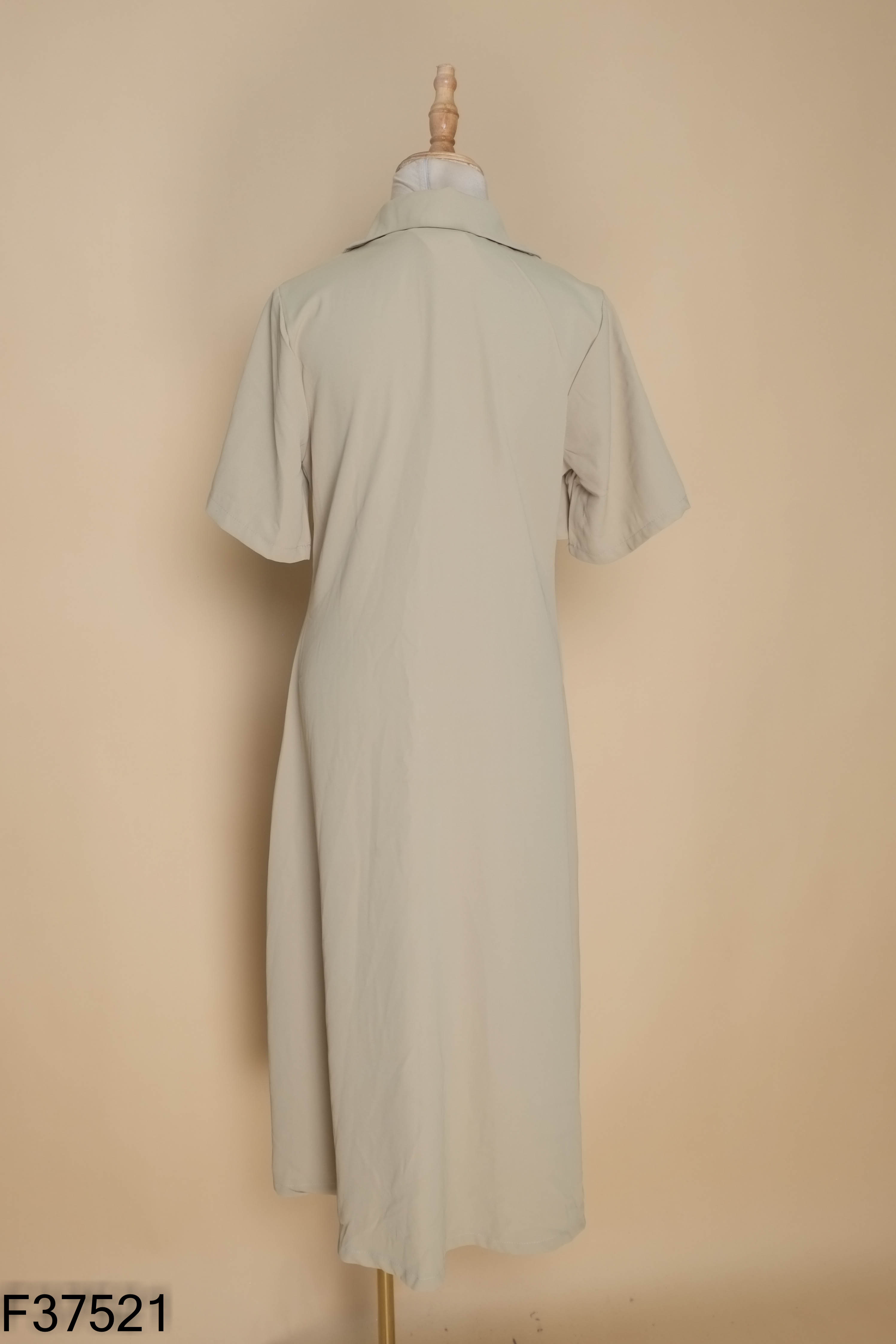 Váy xanh be cổ vest cúc đen