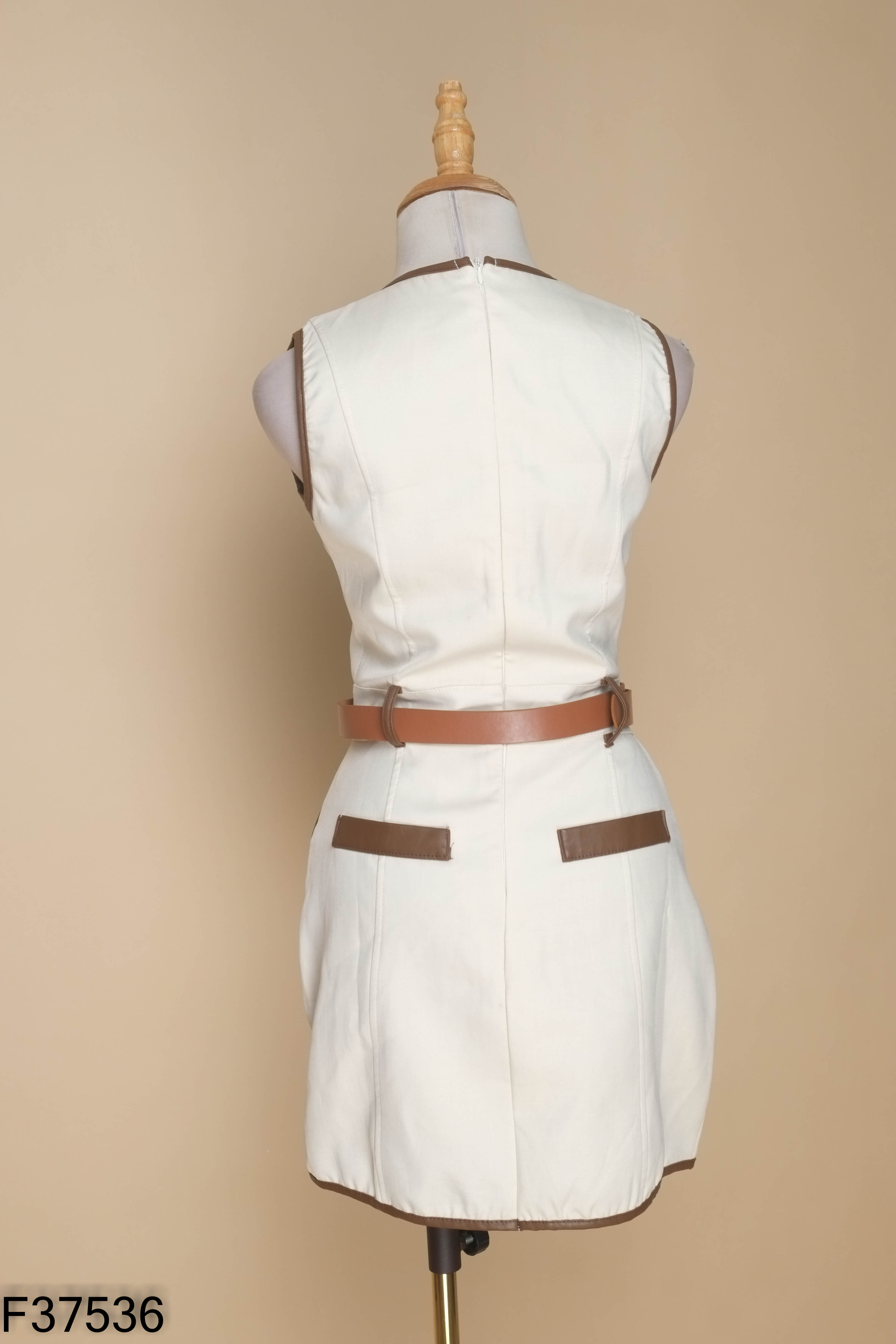 Váy đai be viền nâu cúc đồng