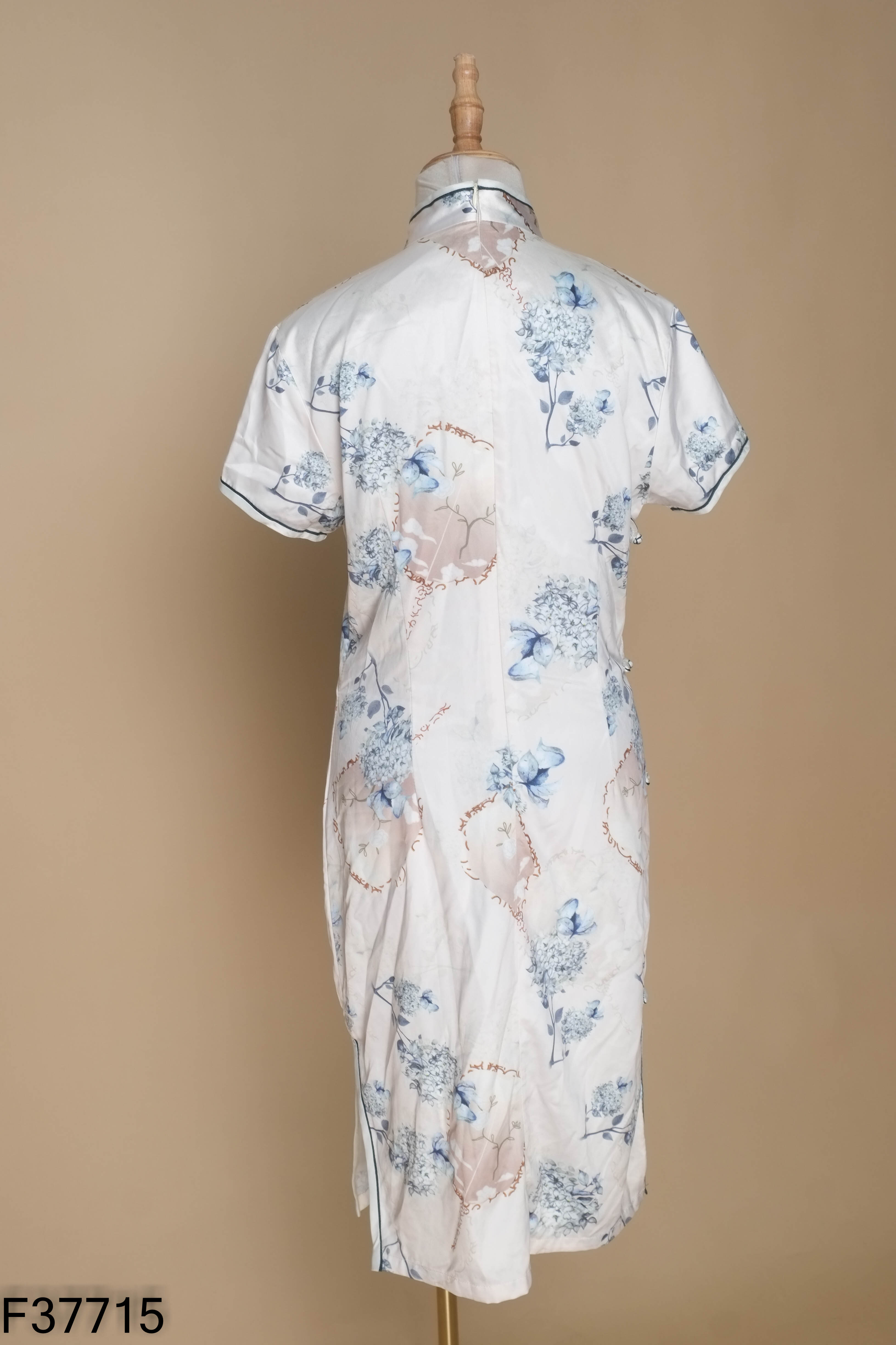 Sườn xám be viền xanh nền hoa
