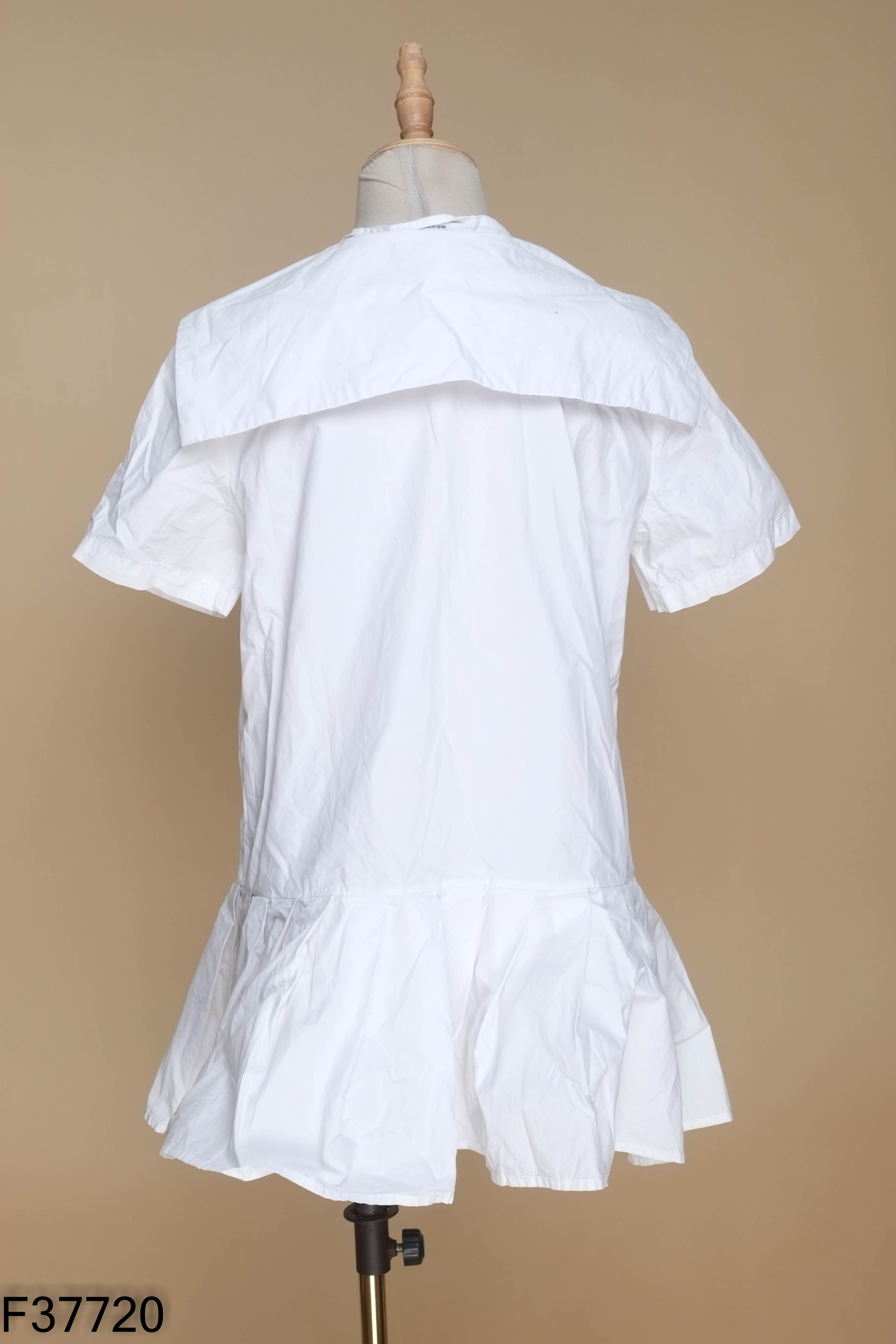 Váy trắng MIU MIU cổ V phối đuôi