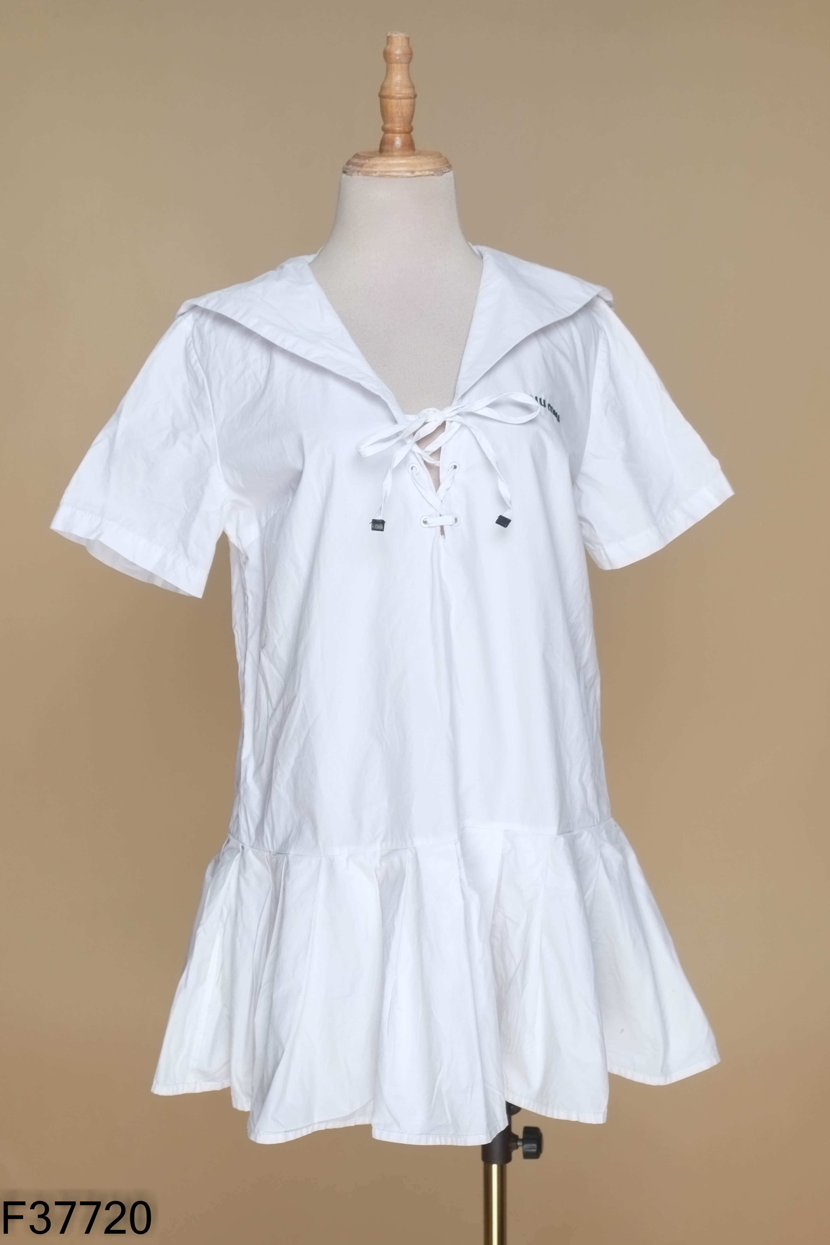 Váy trắng MIU MIU cổ V phối đuôi