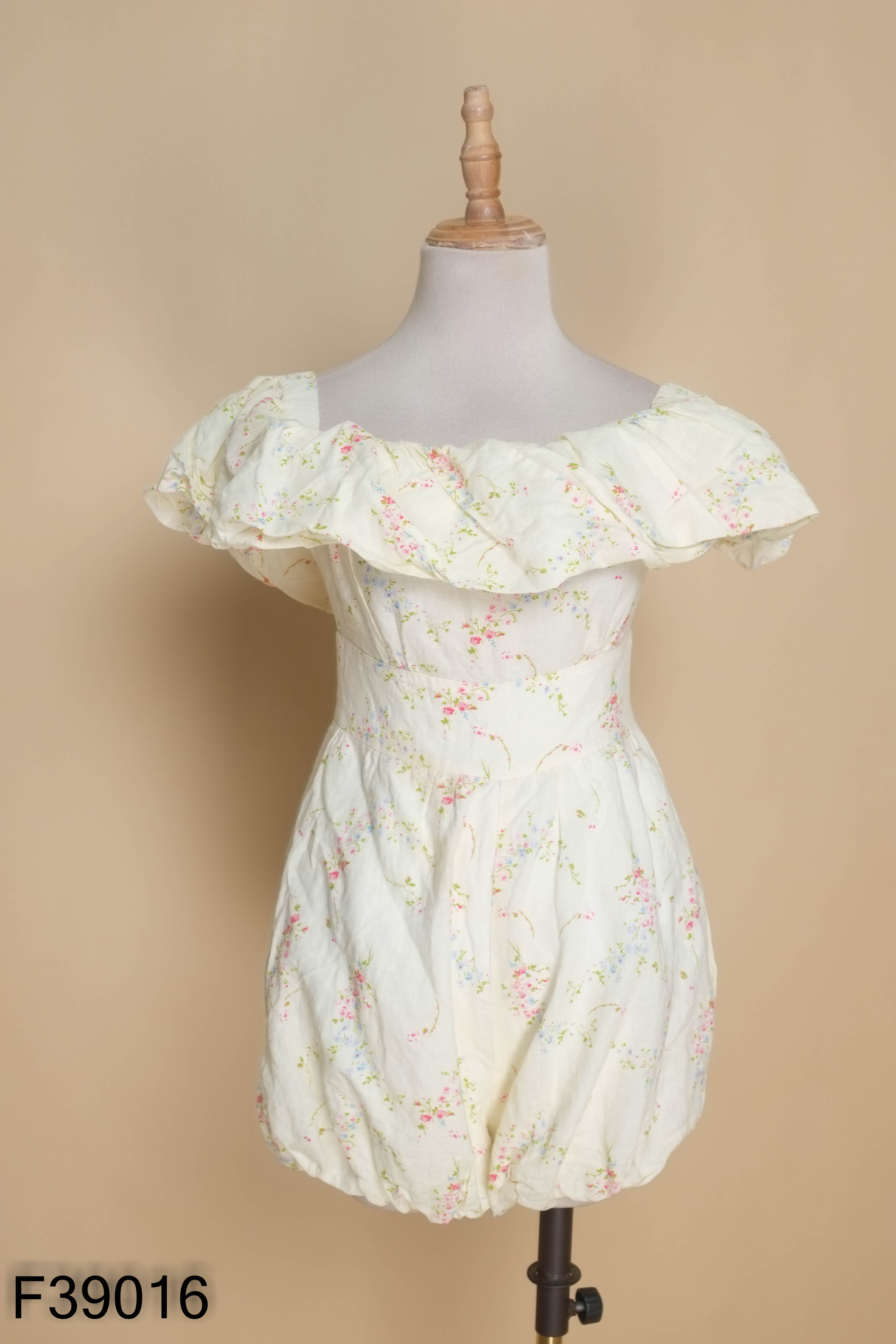 Jumpsuits linen vàng hoa trễ vai