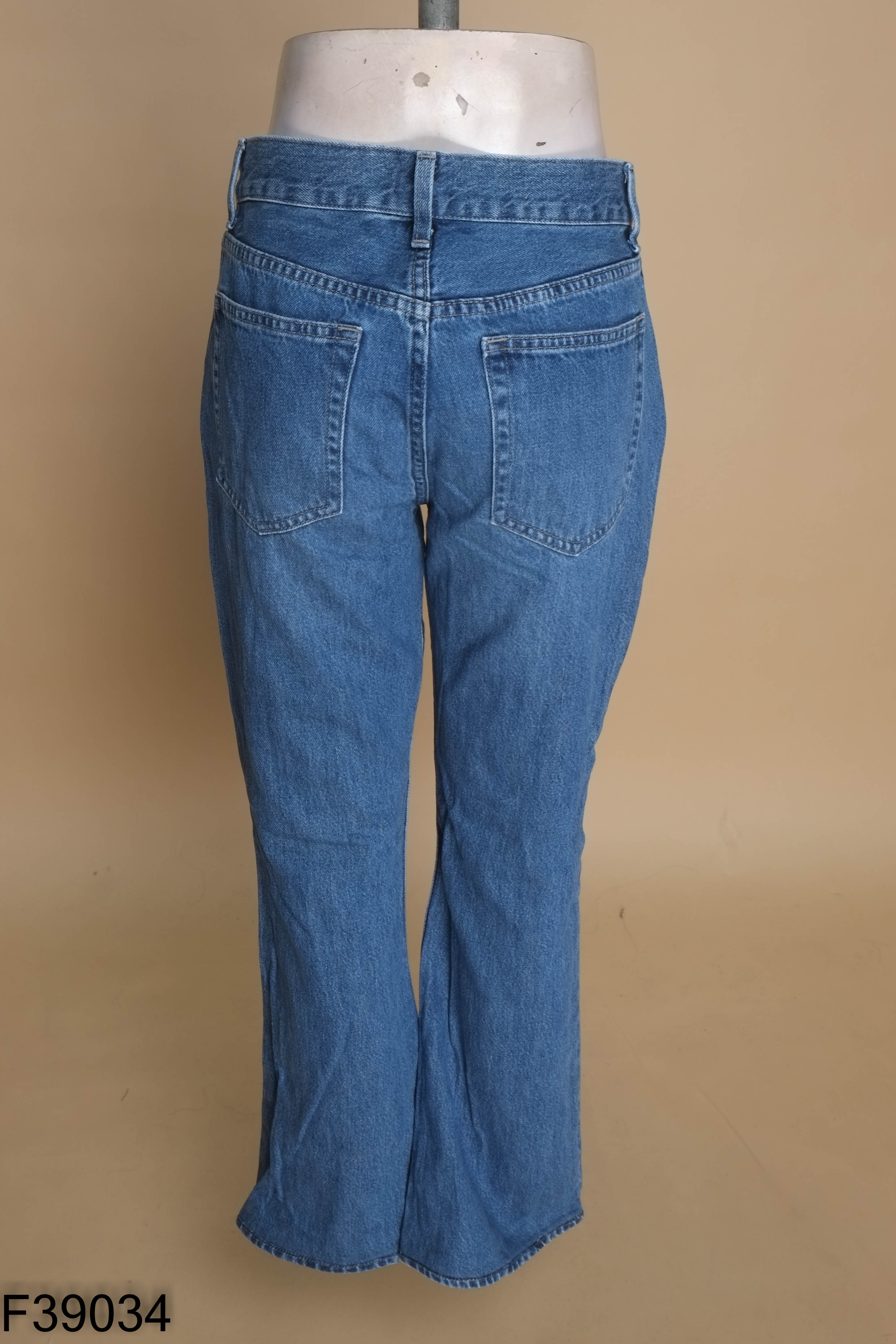 Quần jean xanh UNIQLO loe