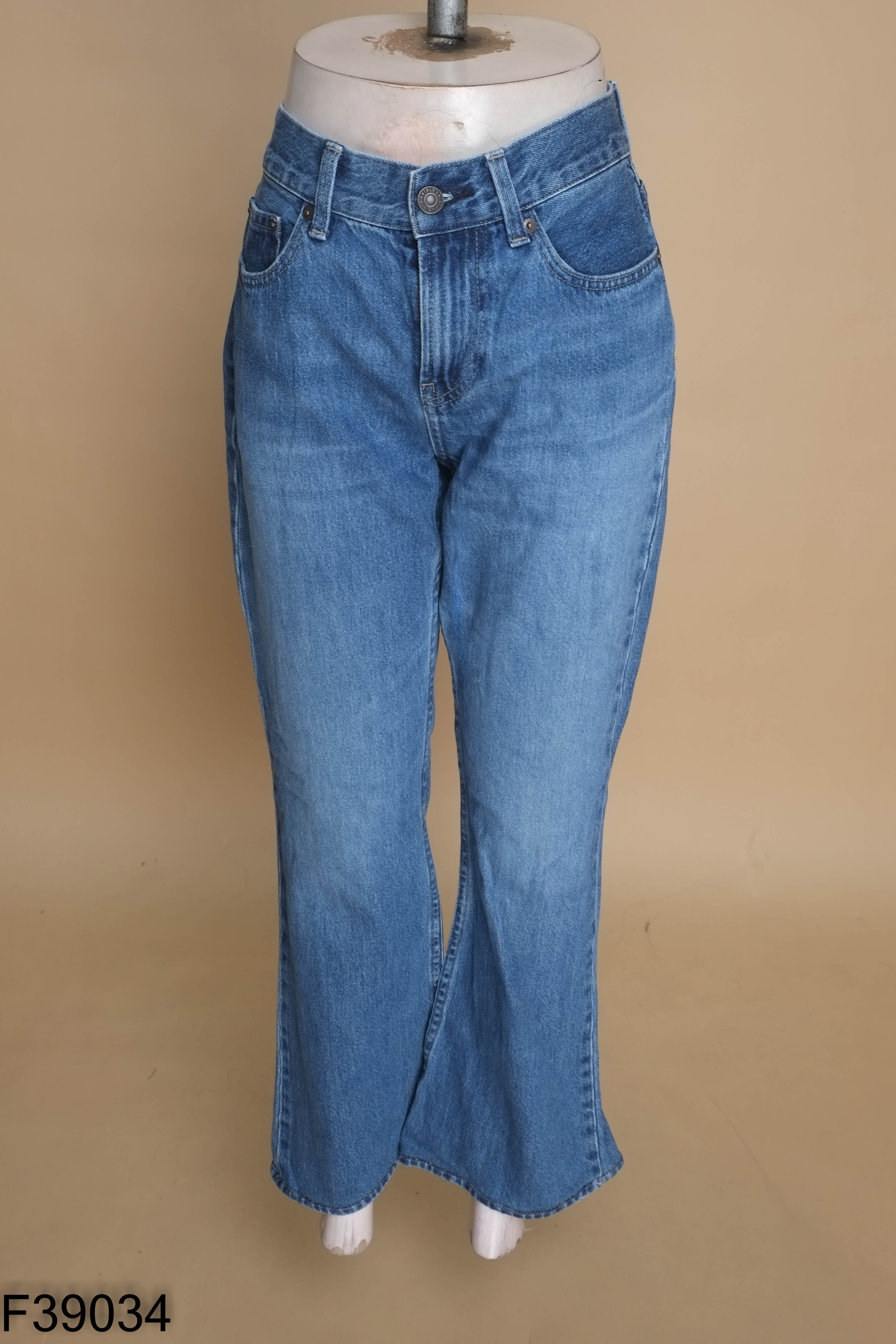 Quần jean xanh UNIQLO loe