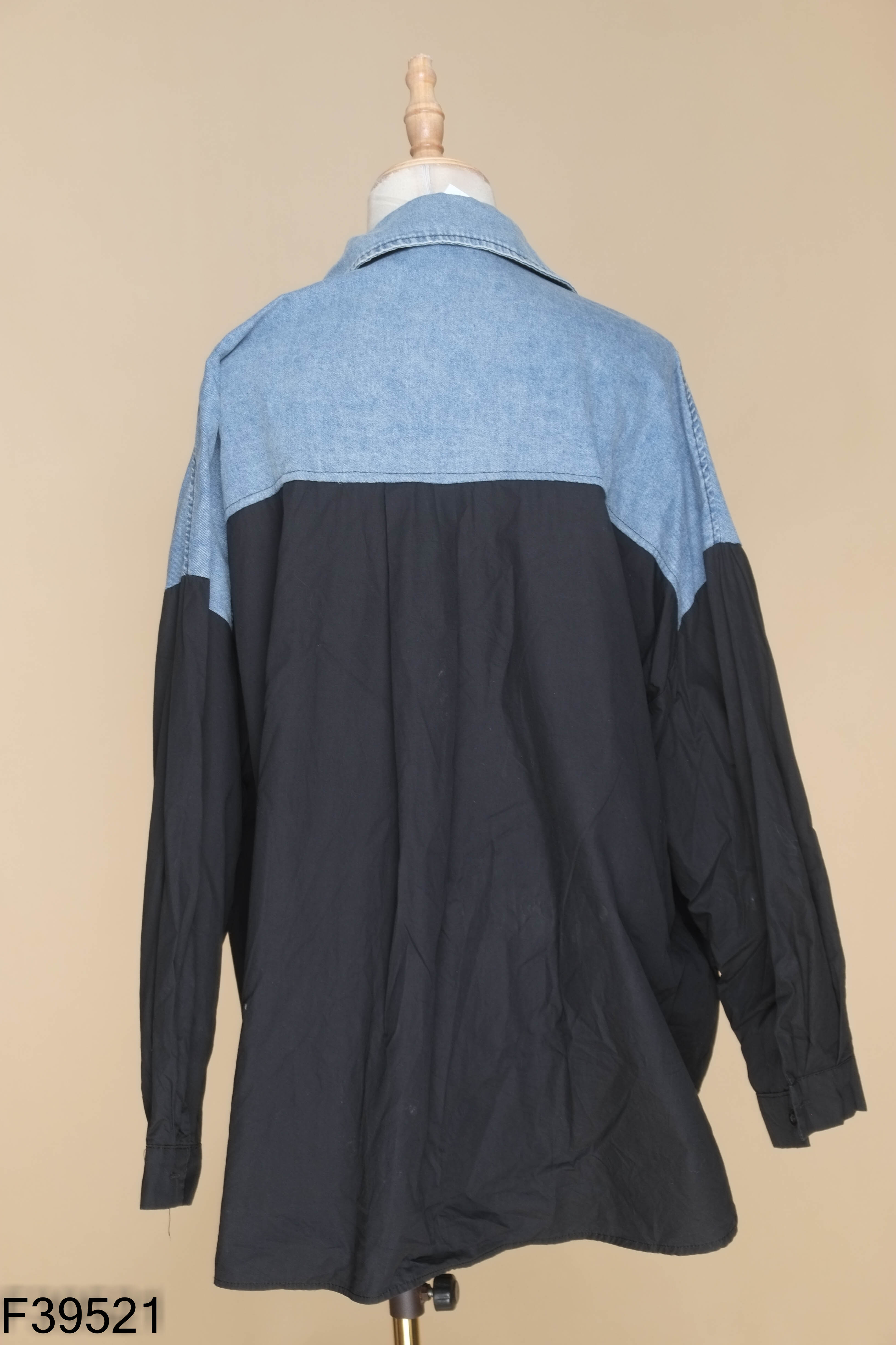 Áo sơ mi đen phối jeans xanh