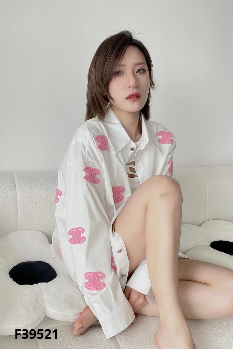 Áo sơ mi trắng chữ hồng