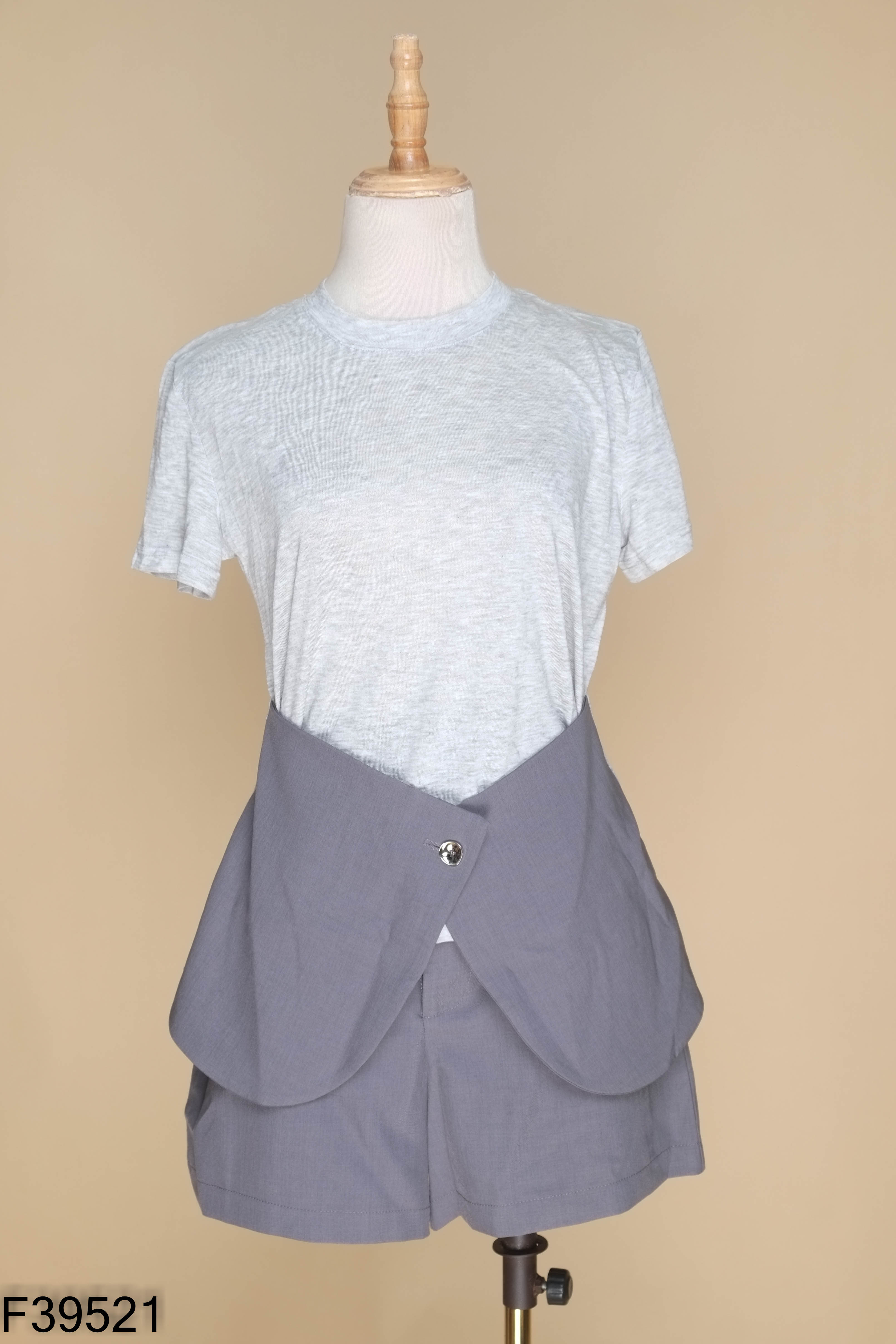 Set xám áo kiểu + quần shorts