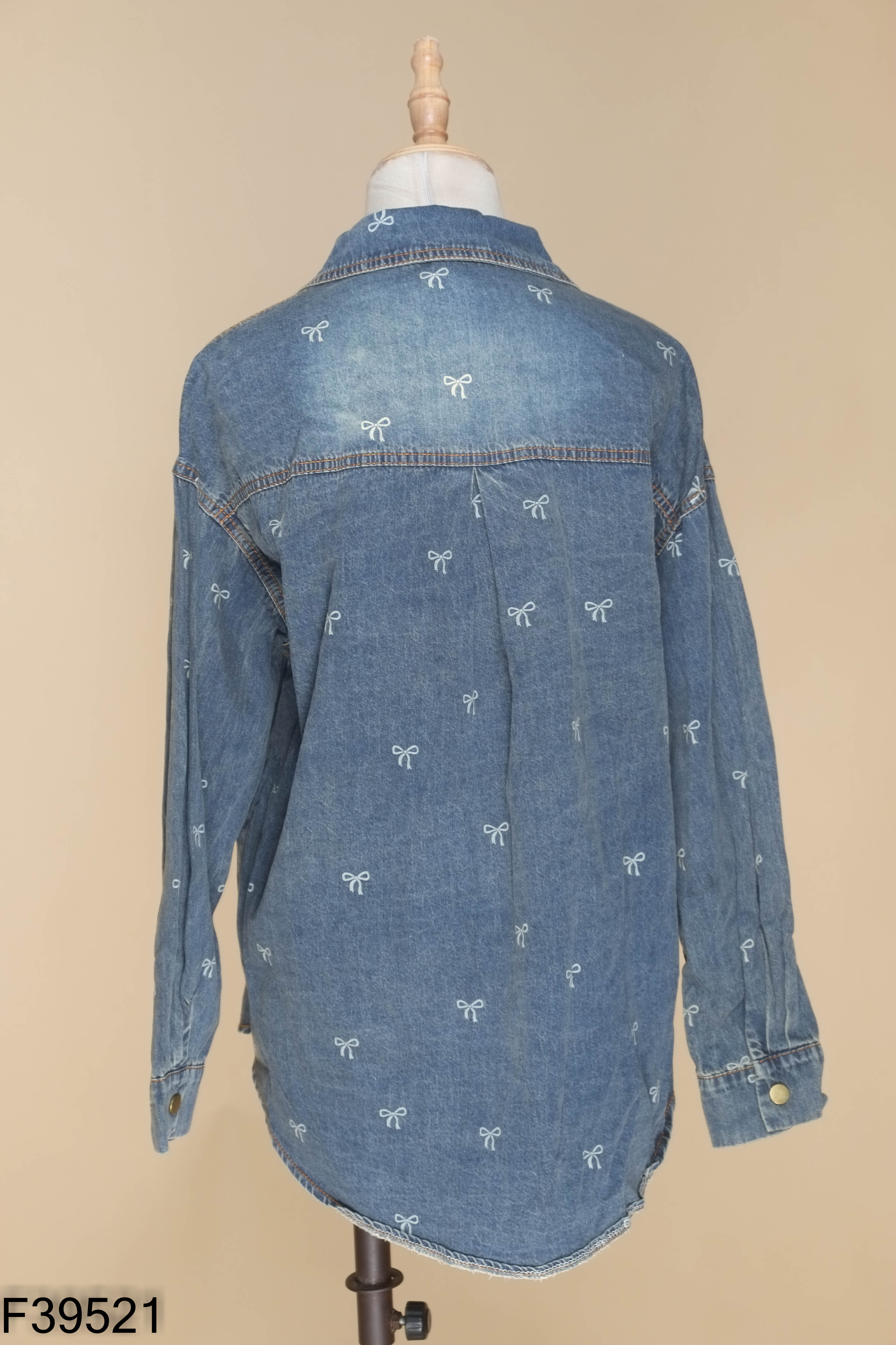 Áo sơ mi jeans xanh họa tiết nơ