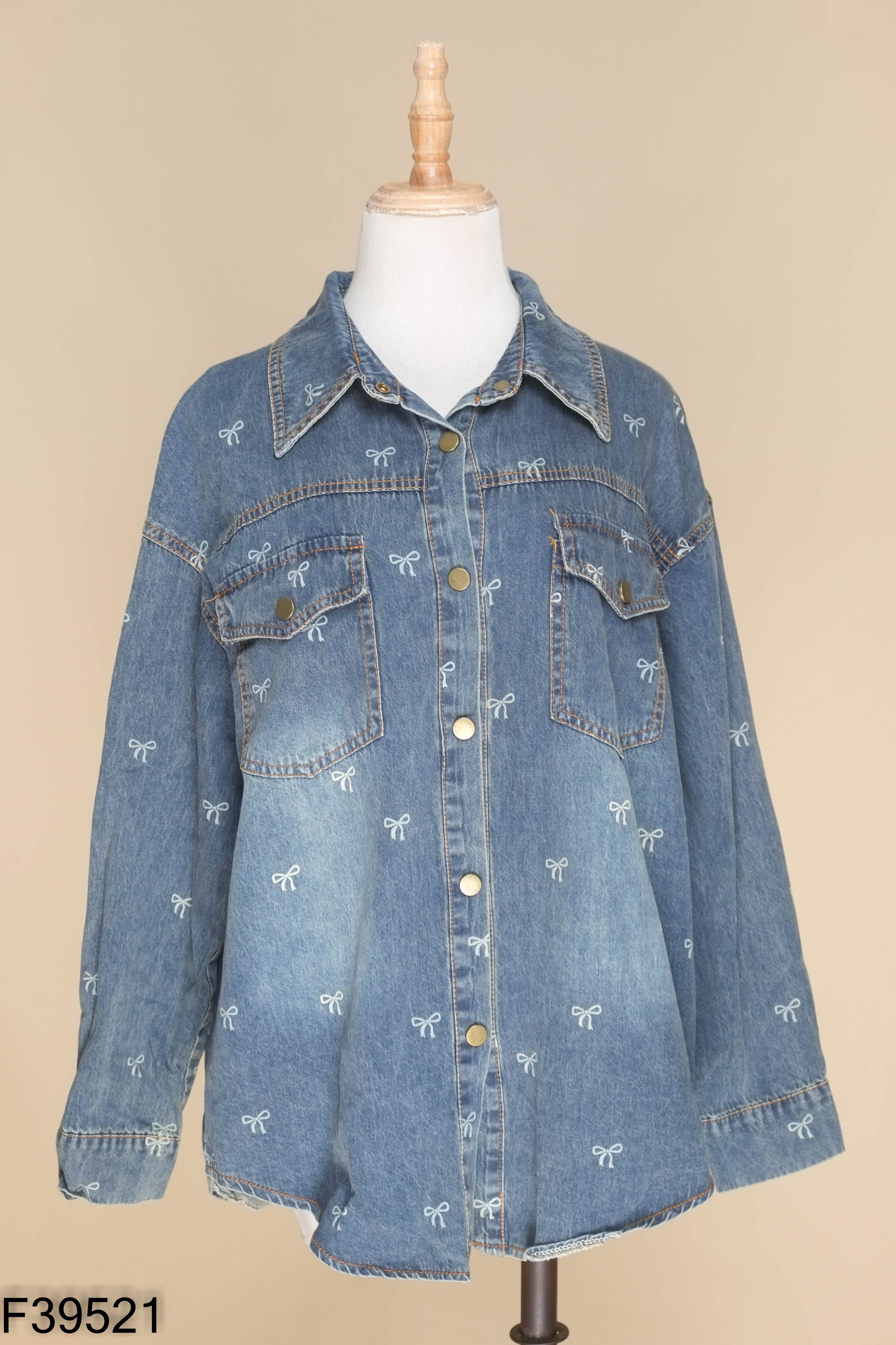 Áo sơ mi jeans xanh họa tiết nơ