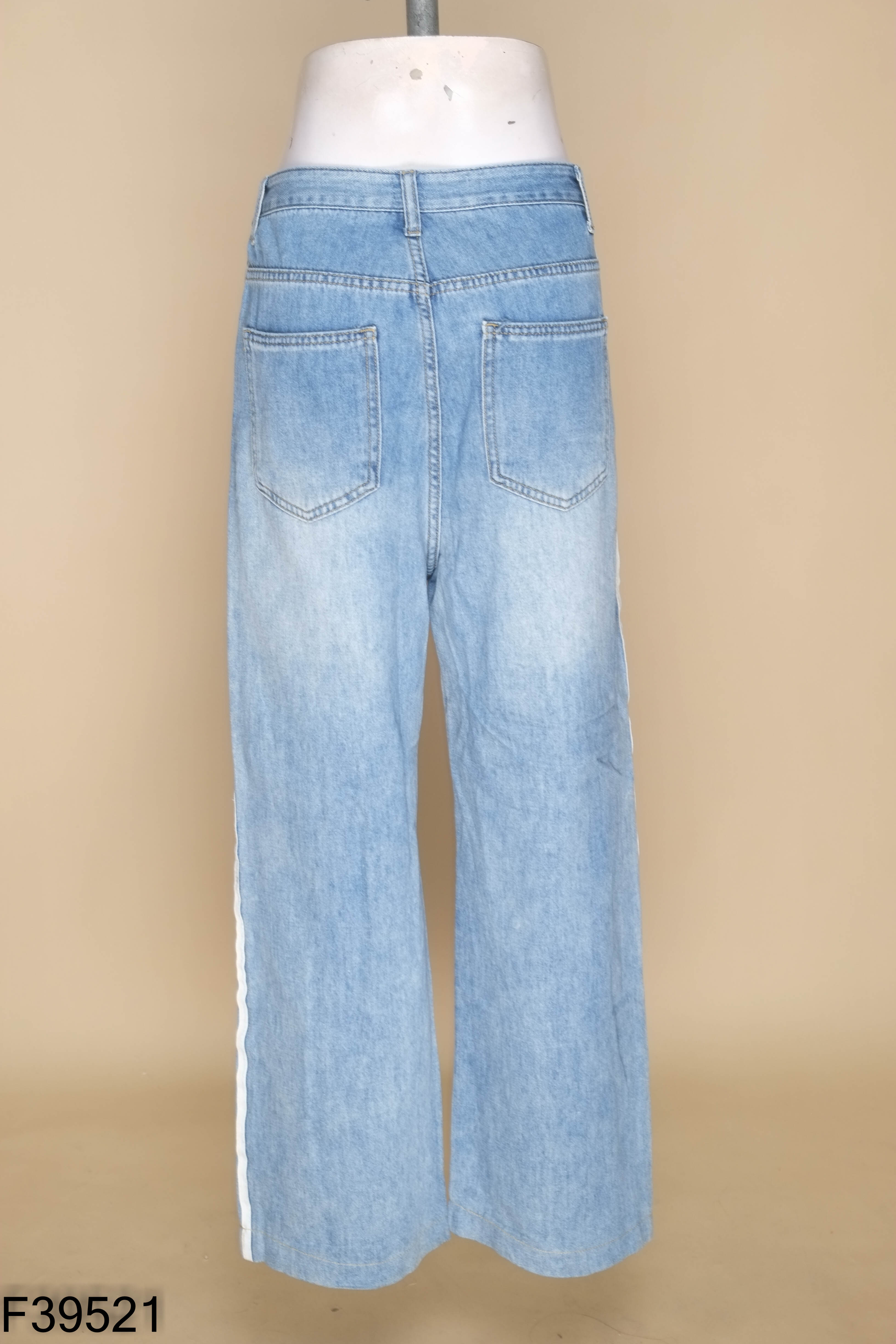 Quần jeans xanh rách