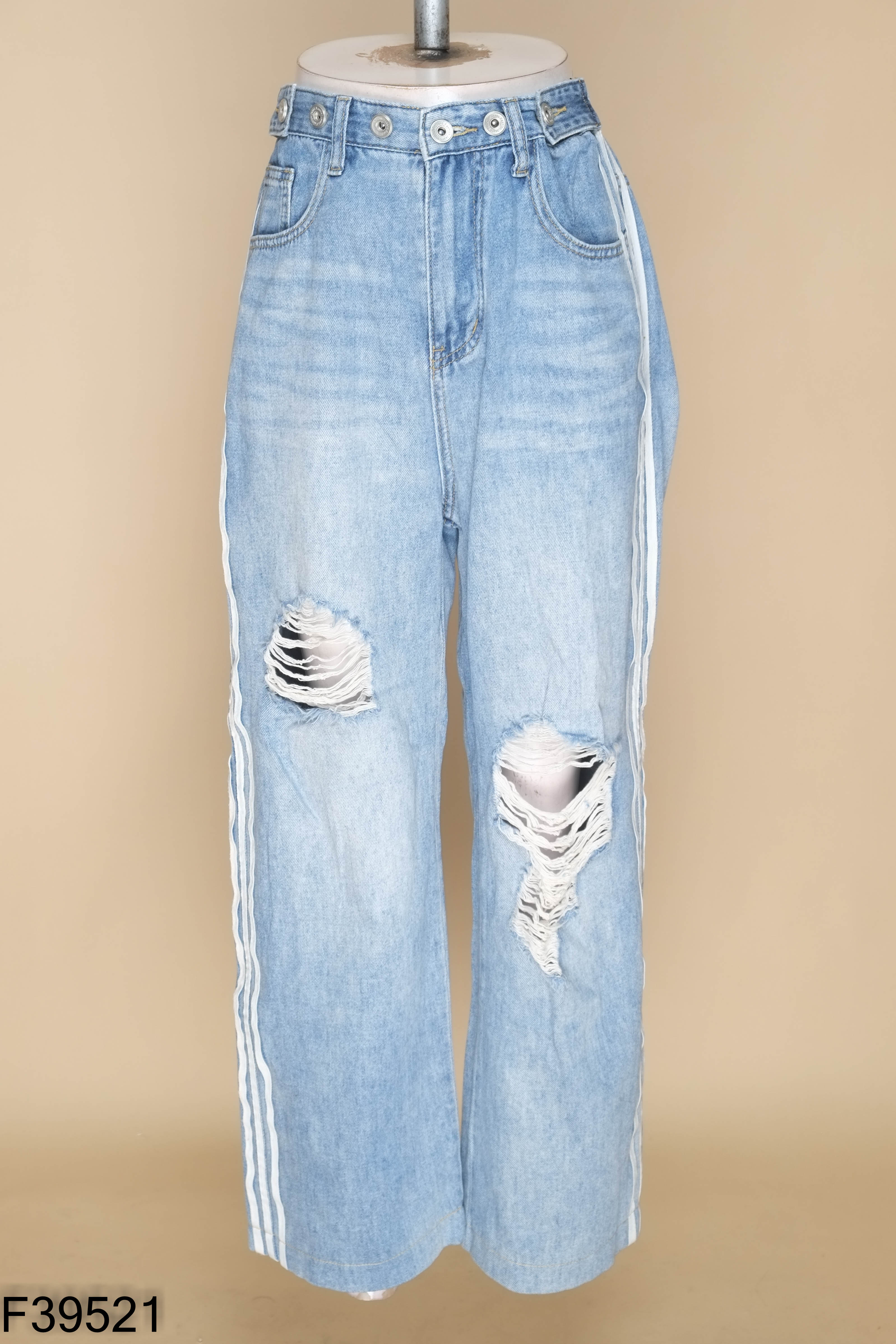 Quần jeans xanh rách