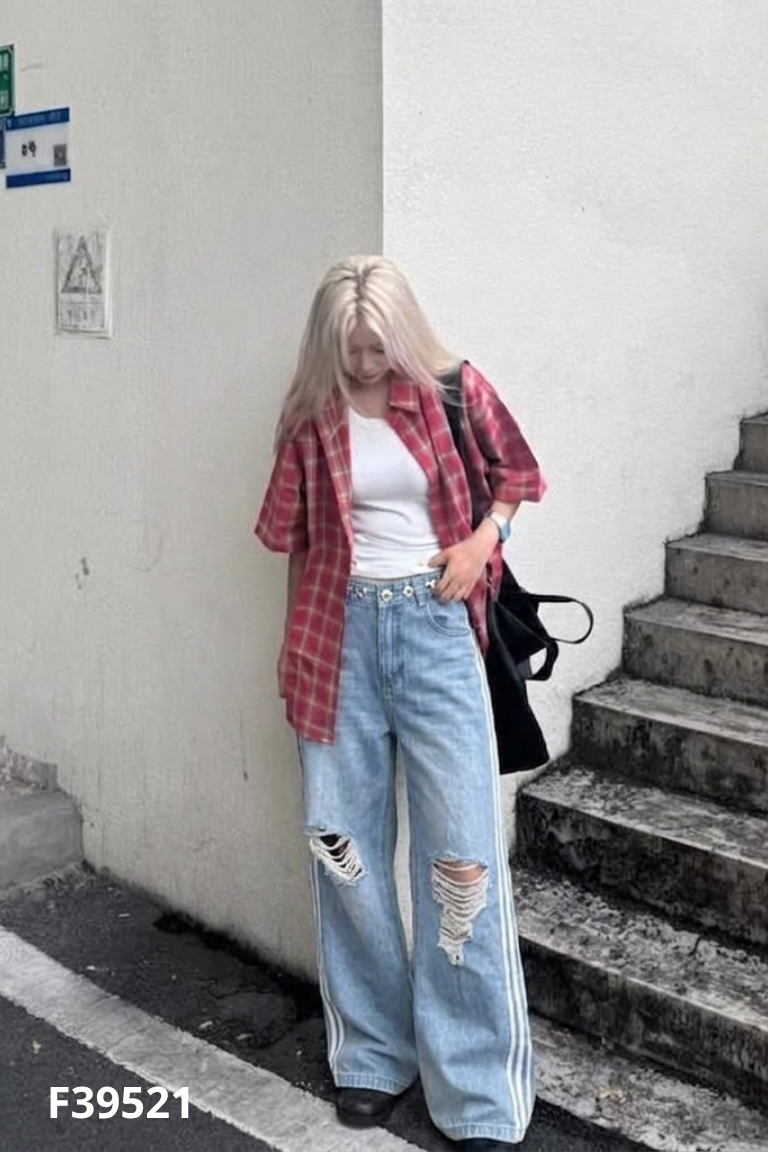 Quần jeans xanh rách
