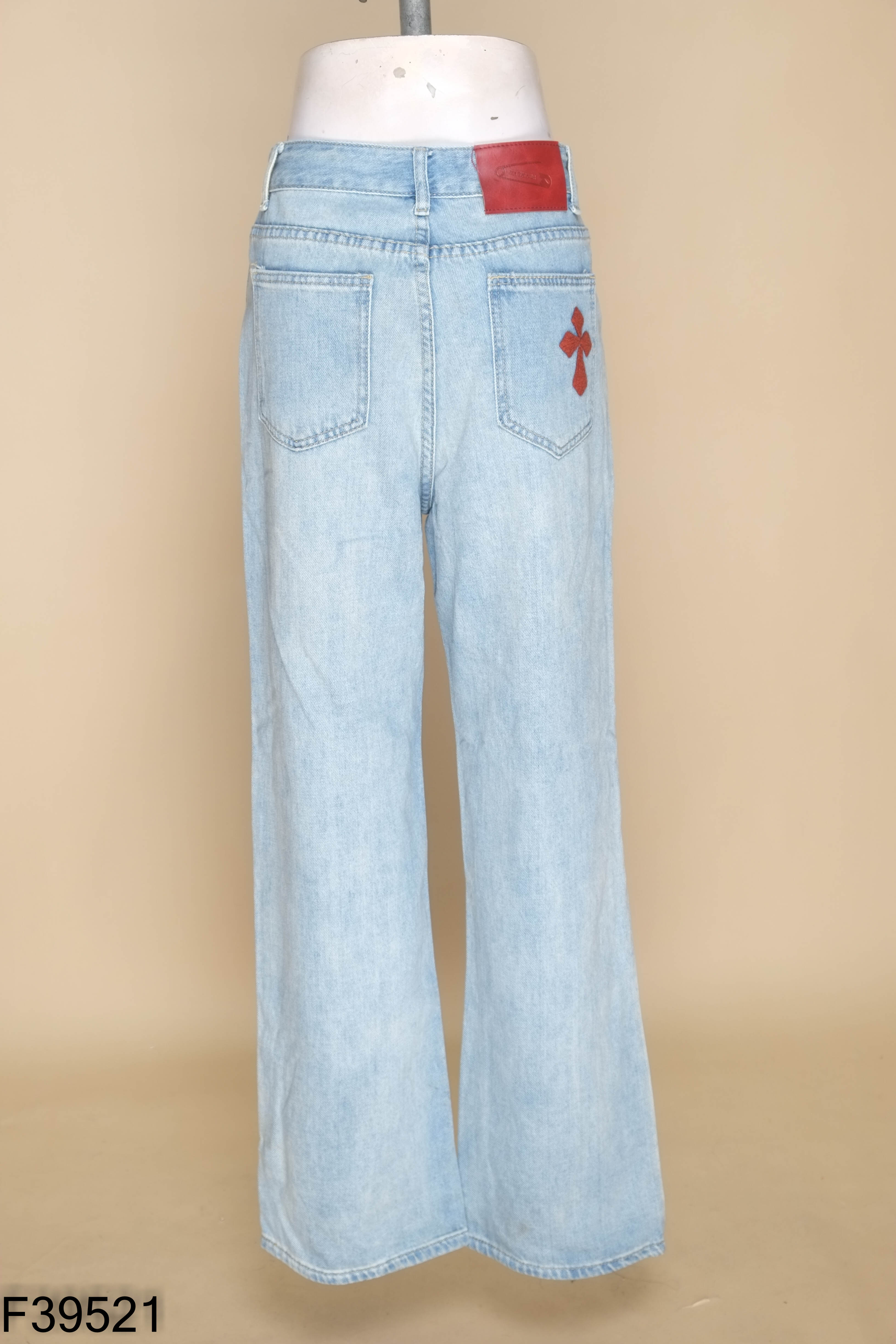 Quần jeans xanh họa tiết đỏ