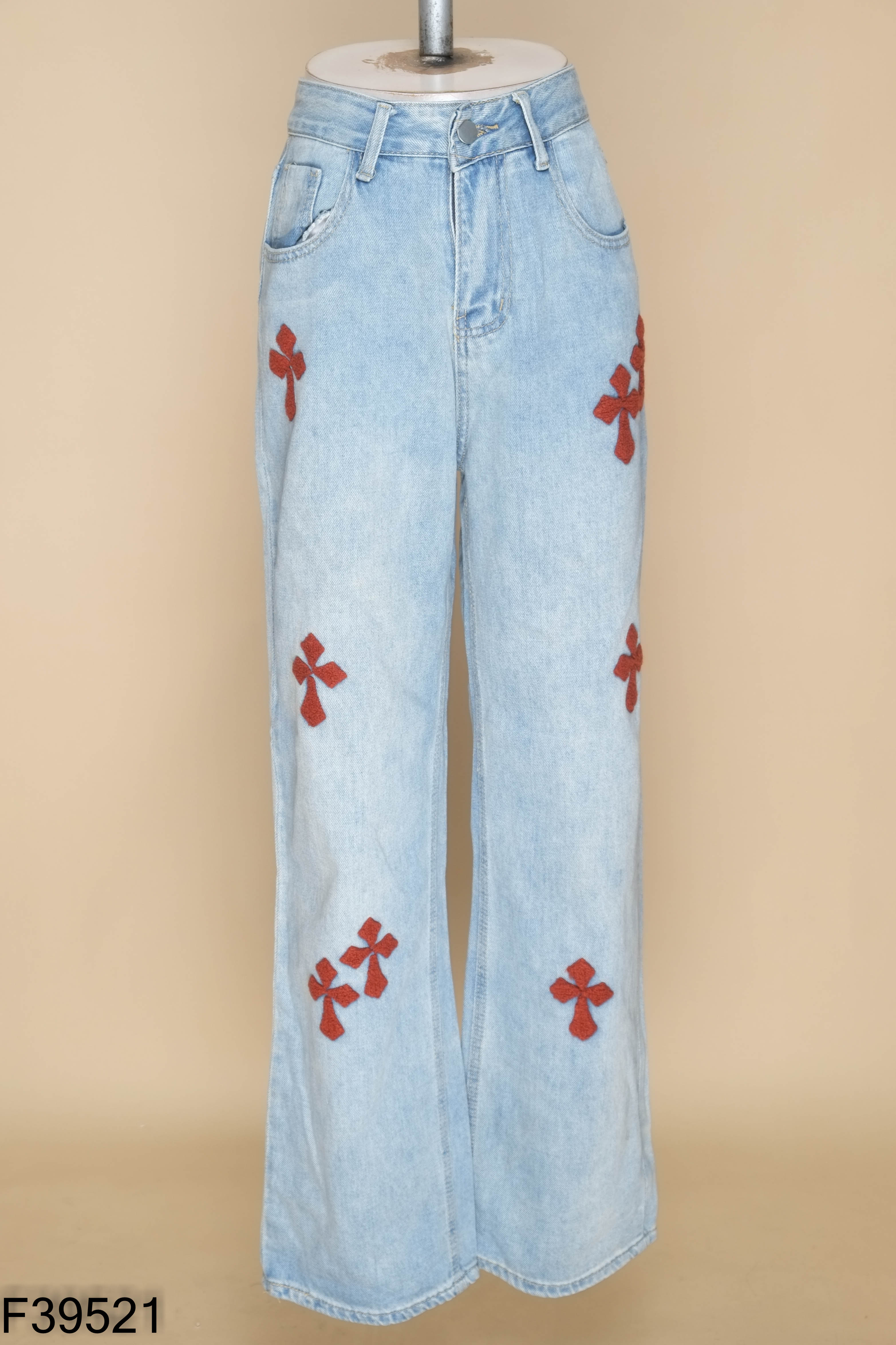 Quần jeans xanh họa tiết đỏ