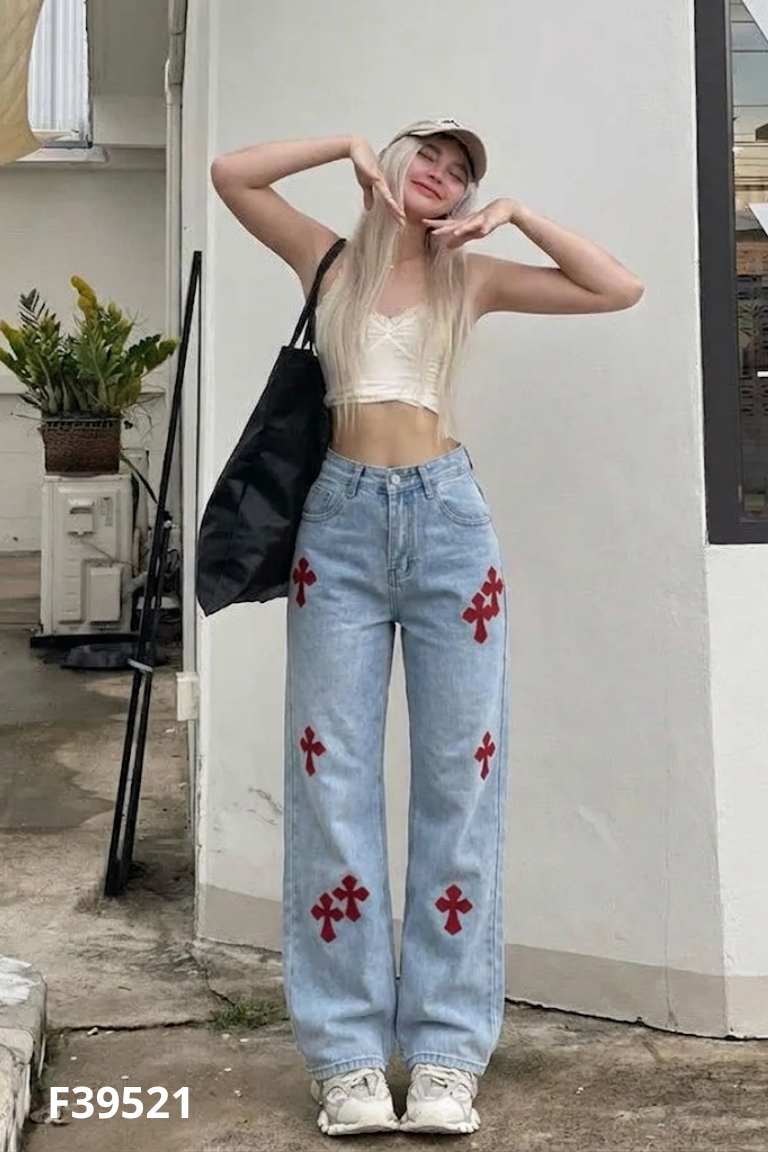 Quần jeans xanh họa tiết đỏ