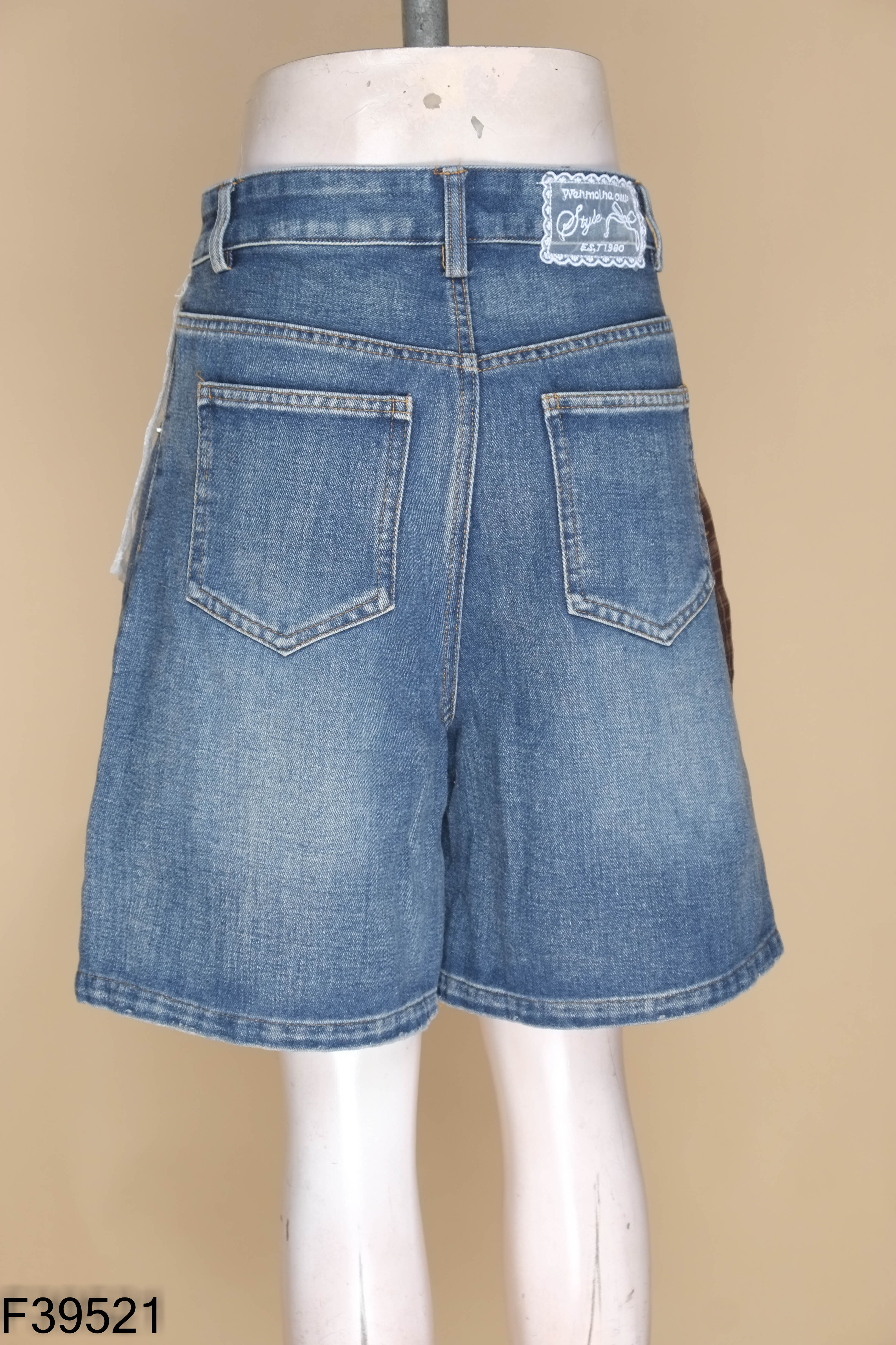 Quần jeans xanh lửng phối ren