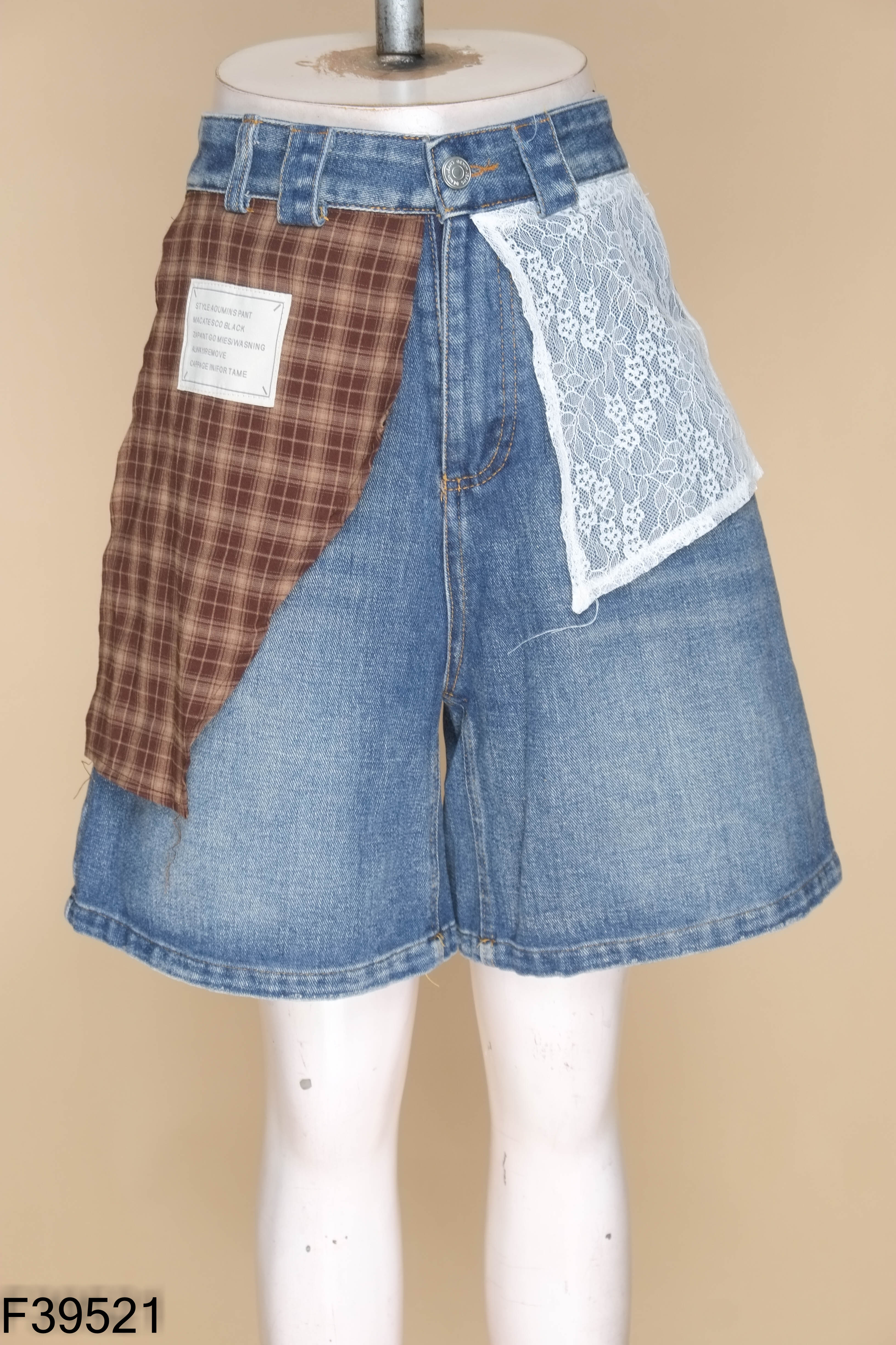 Quần jeans xanh lửng phối ren