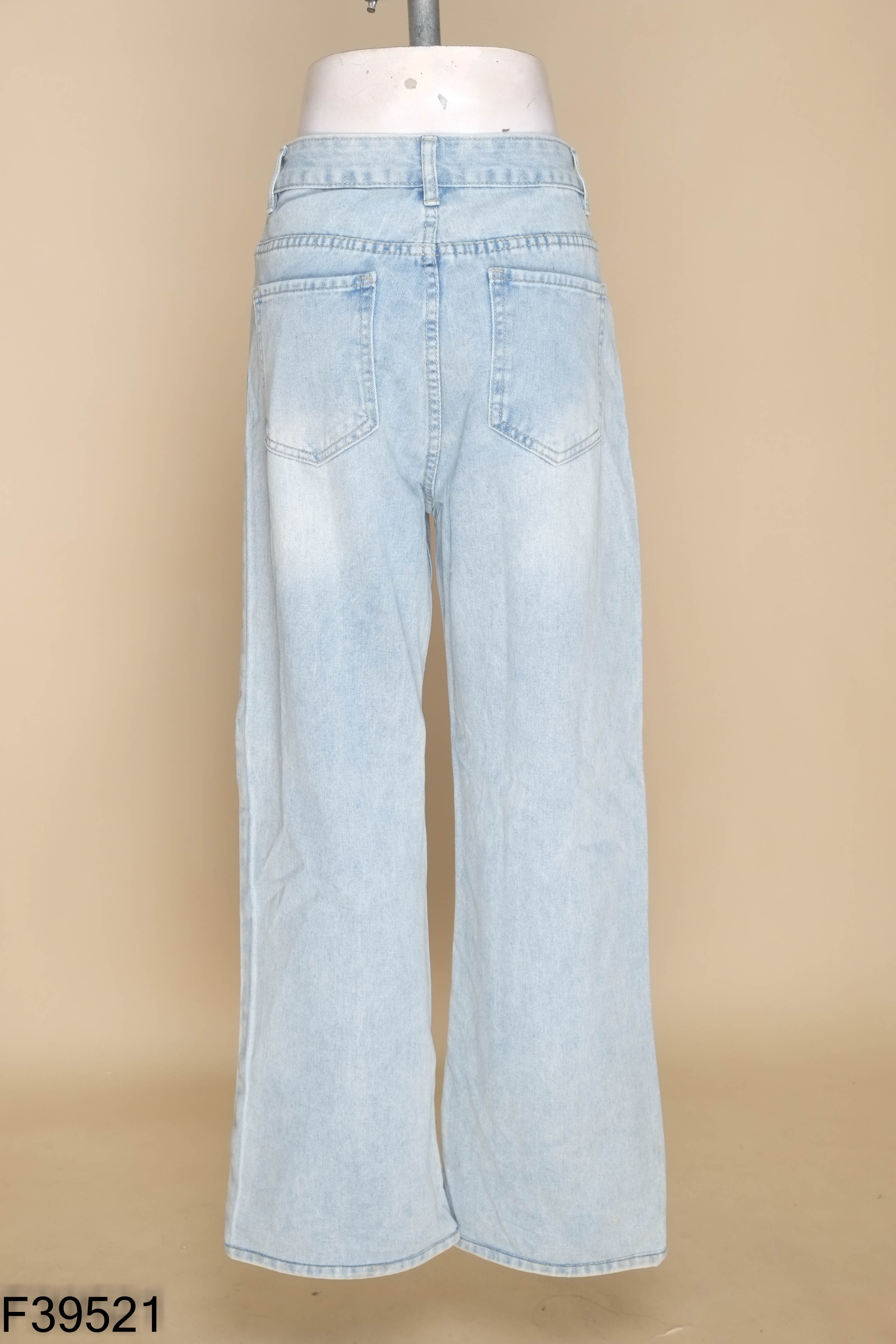 Quần jeans xanh đính đá