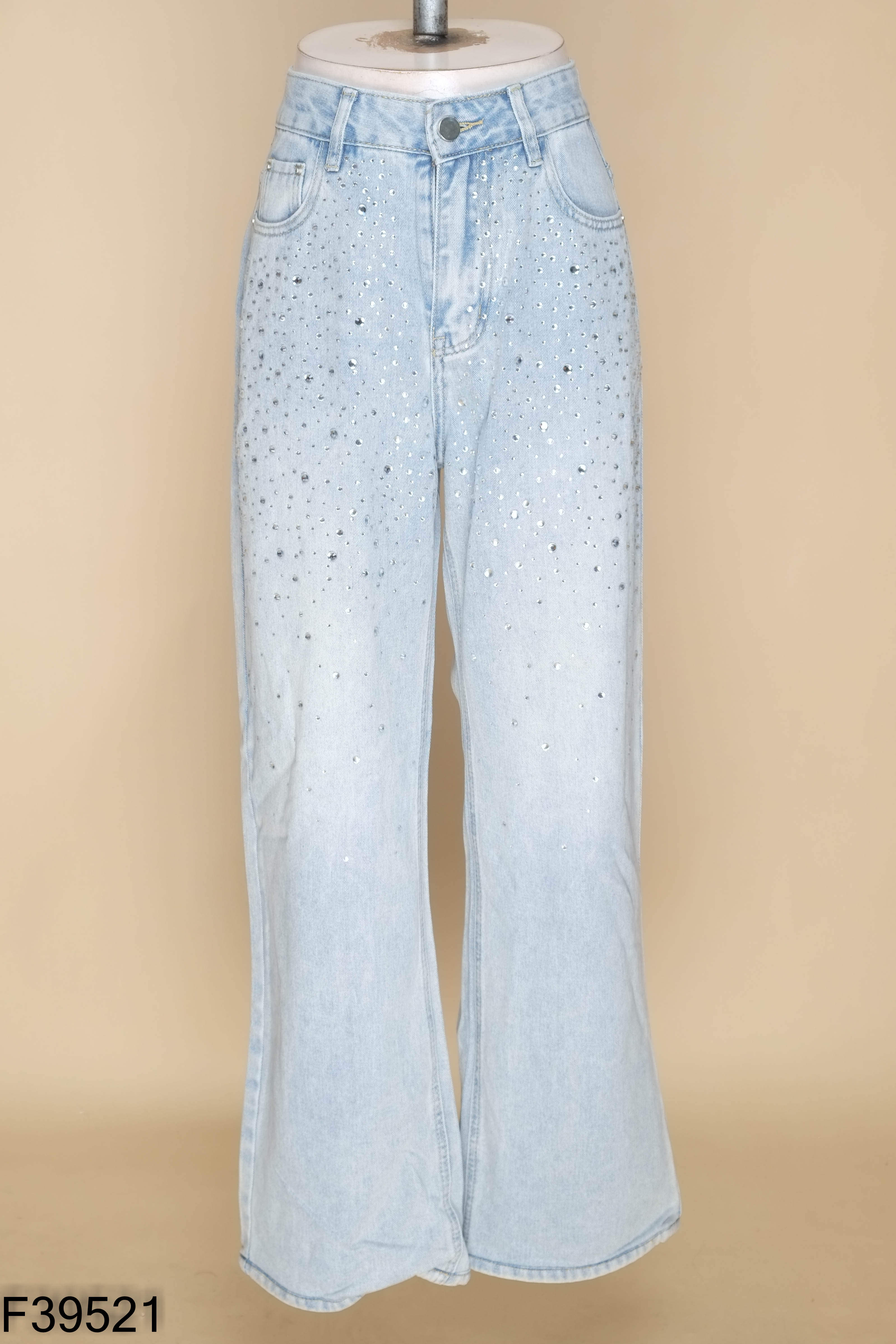 Quần jeans xanh đính đá