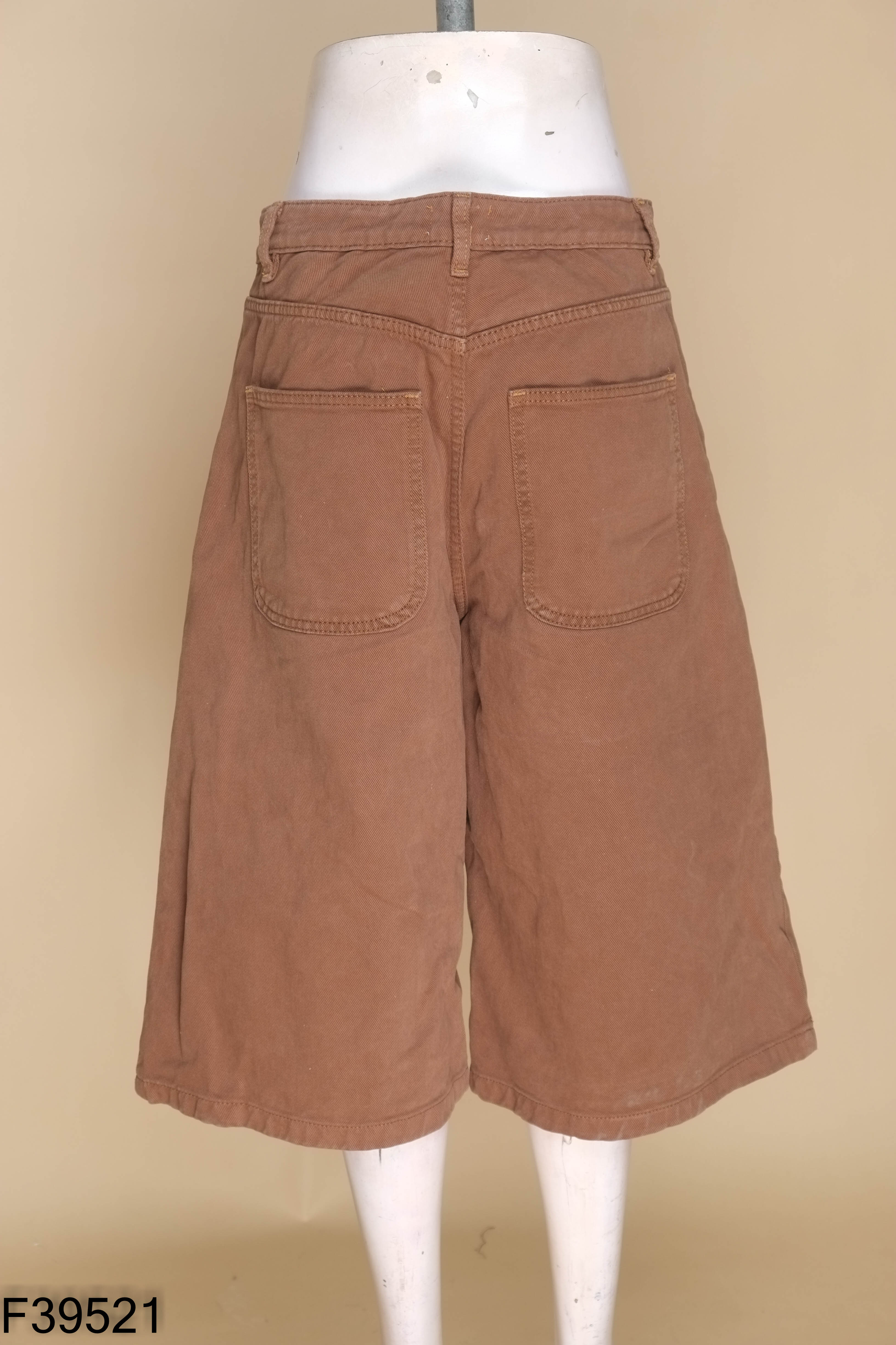 Quần jeans nâu ống lửng