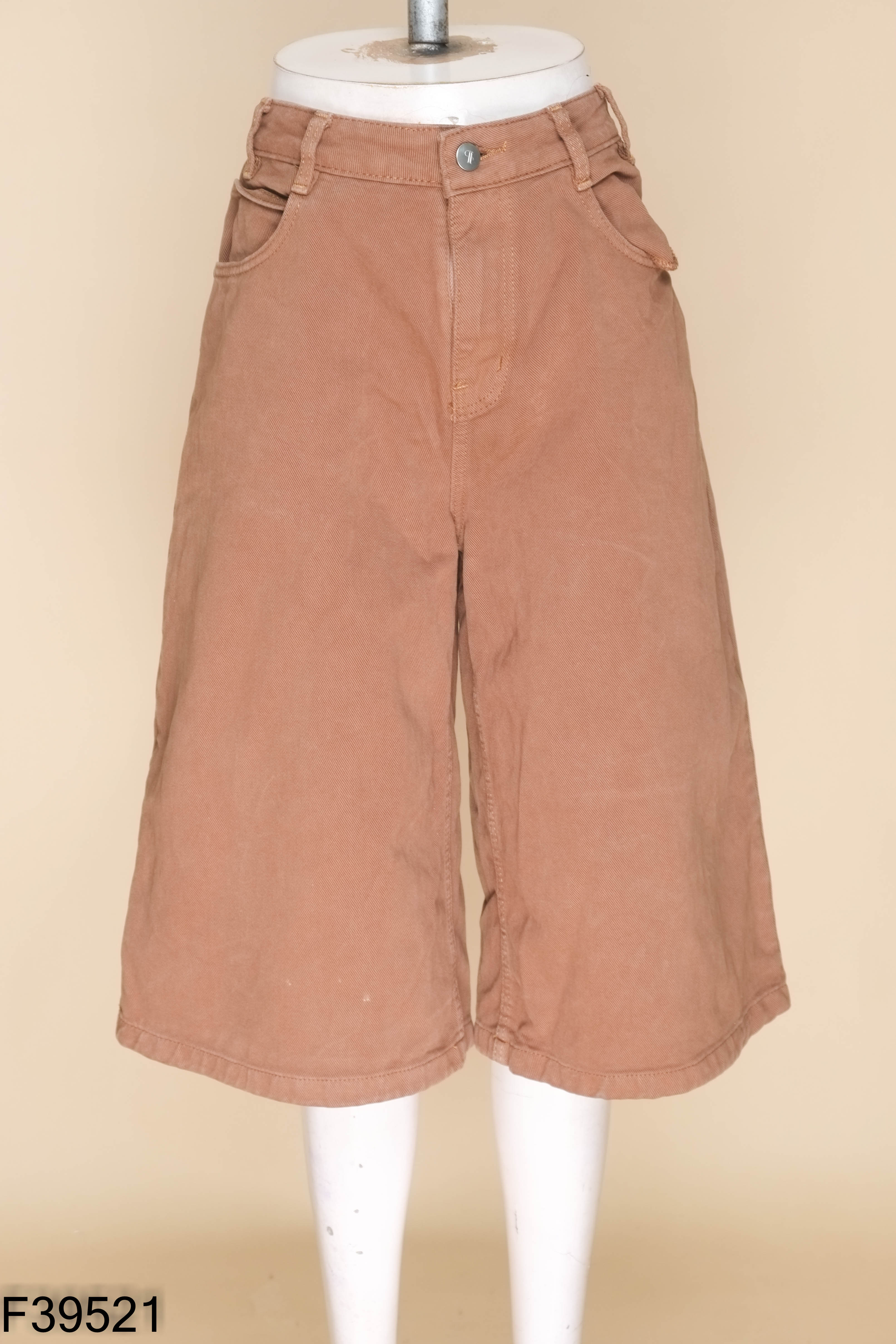 Quần jeans nâu ống lửng