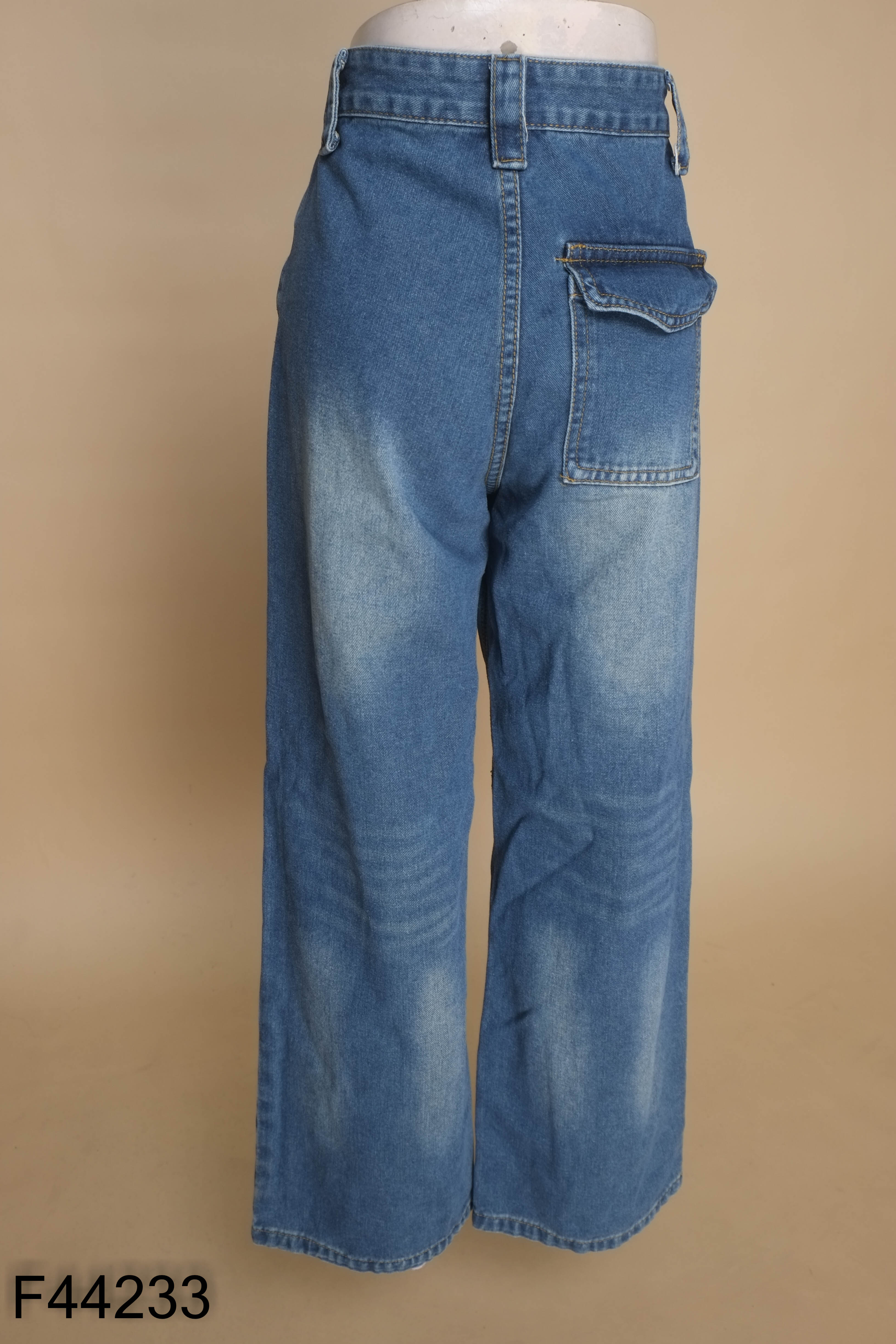 Quần jeans xanh suông