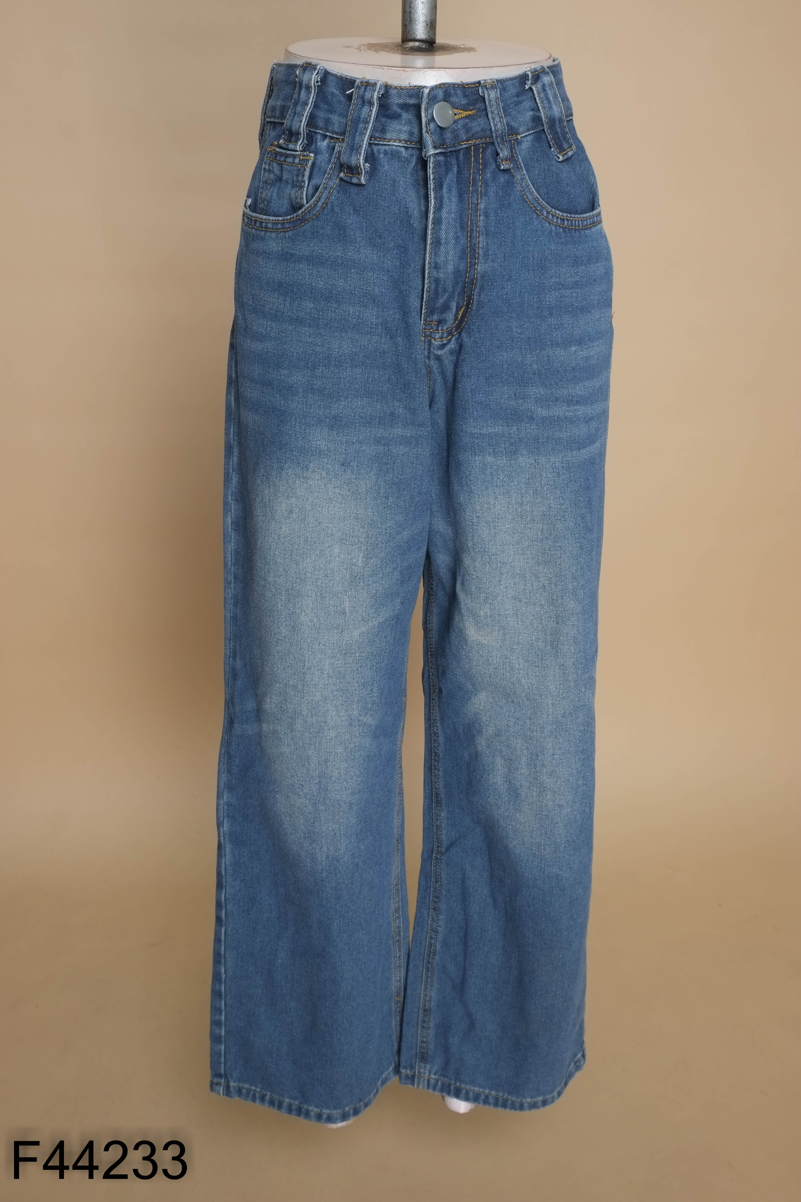 Quần jeans xanh suông