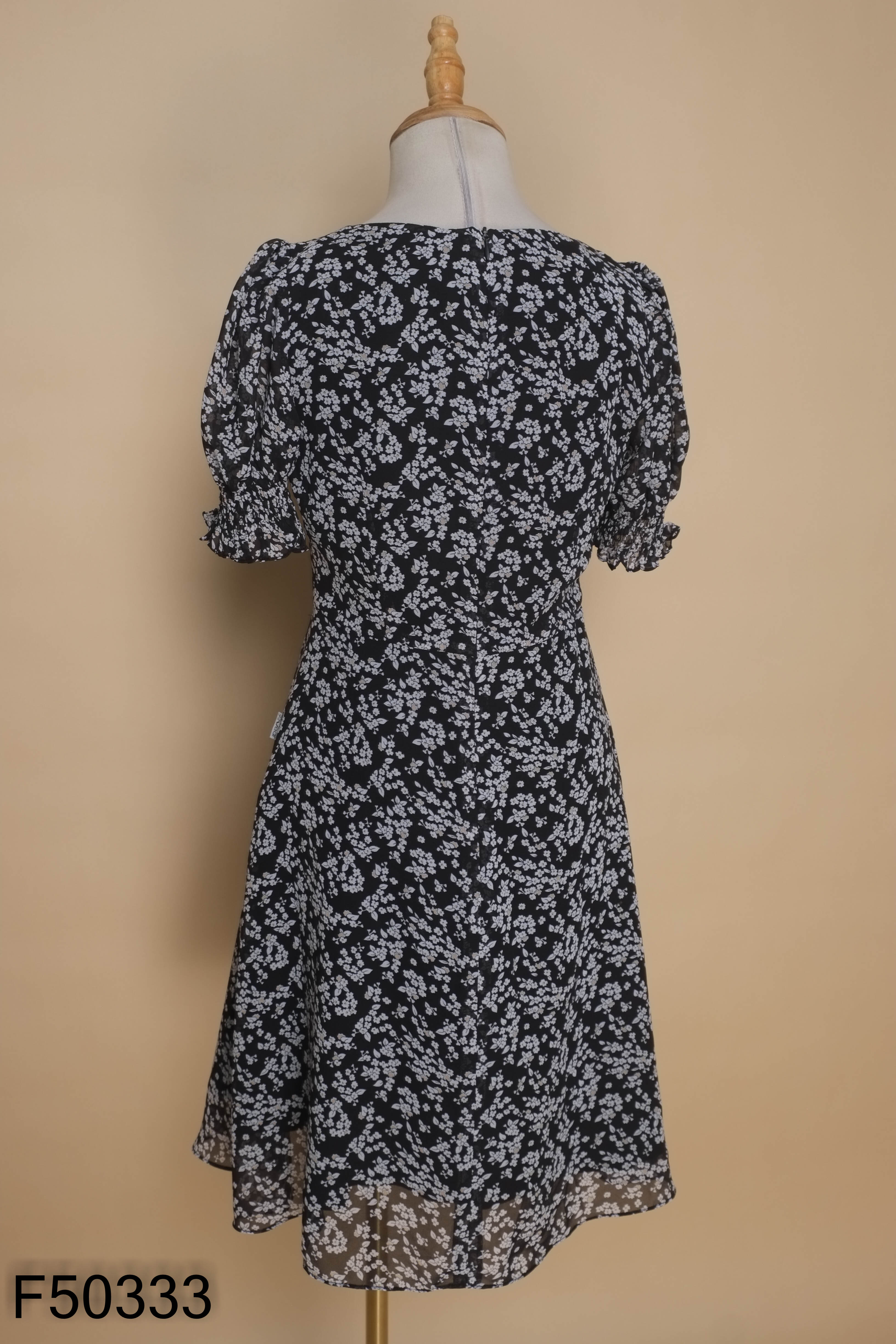 Váy 92 WEAR đen họa tiết hoa