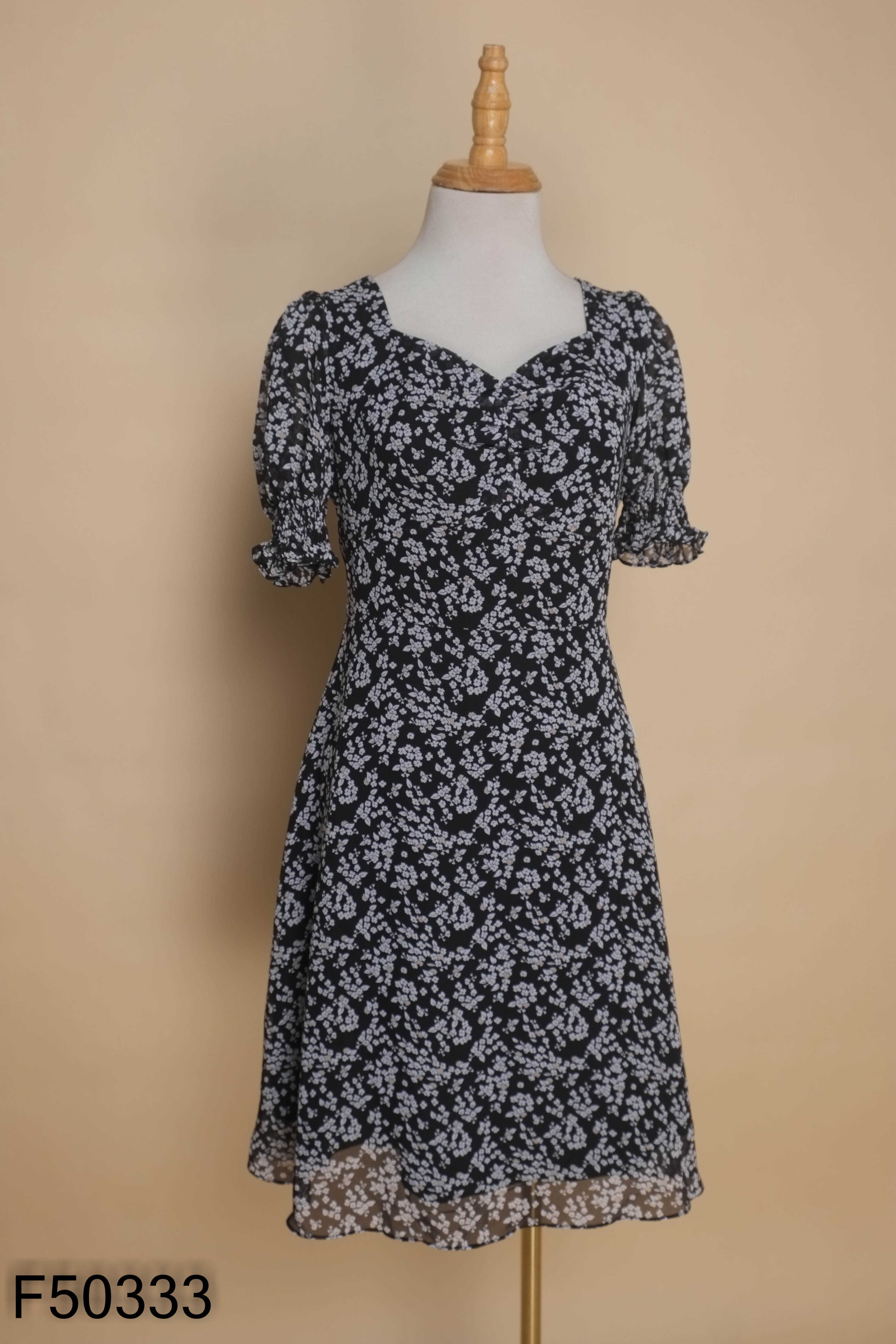 Váy 92 WEAR đen họa tiết hoa