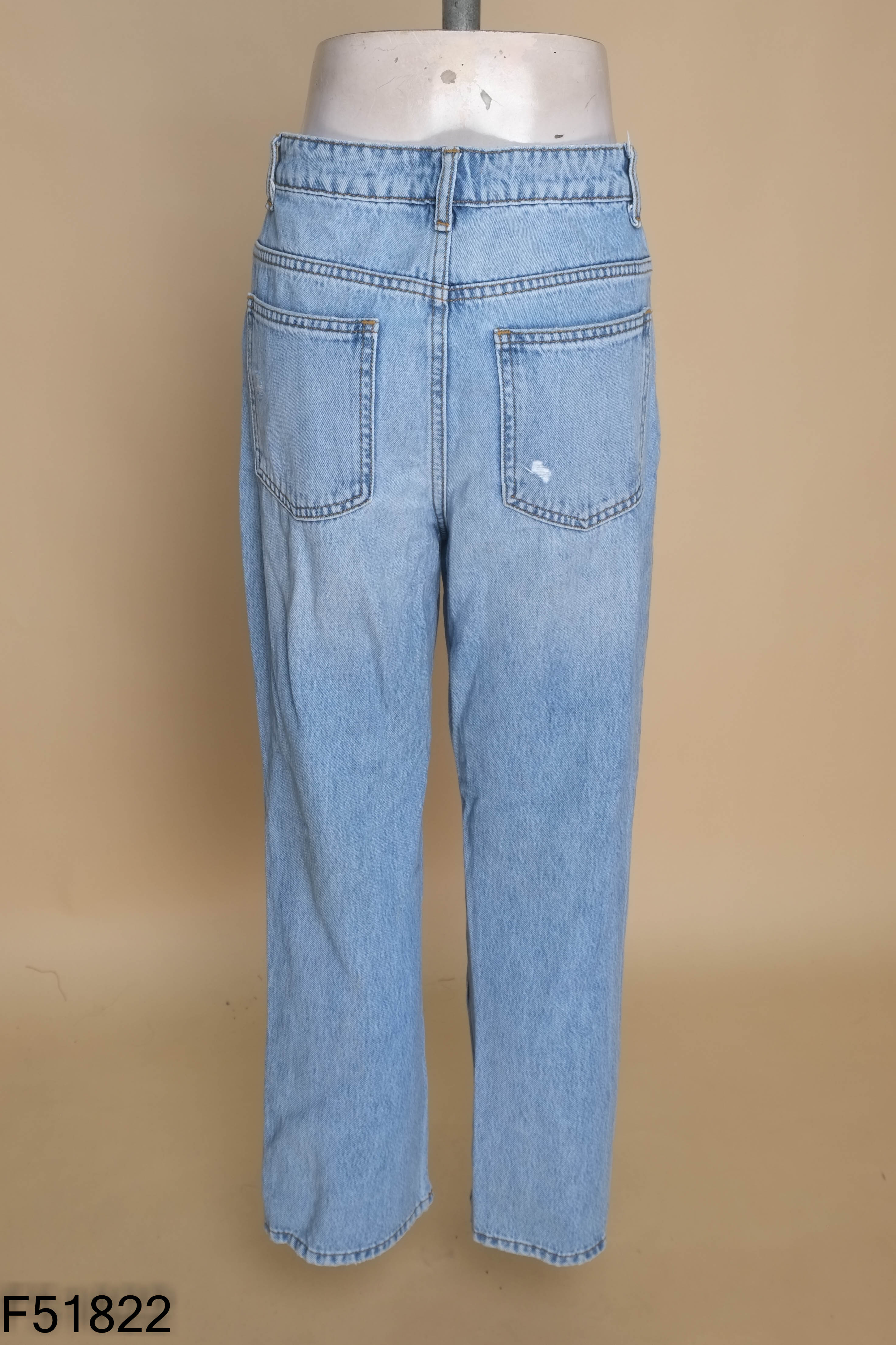 Quần jeans xanh rách