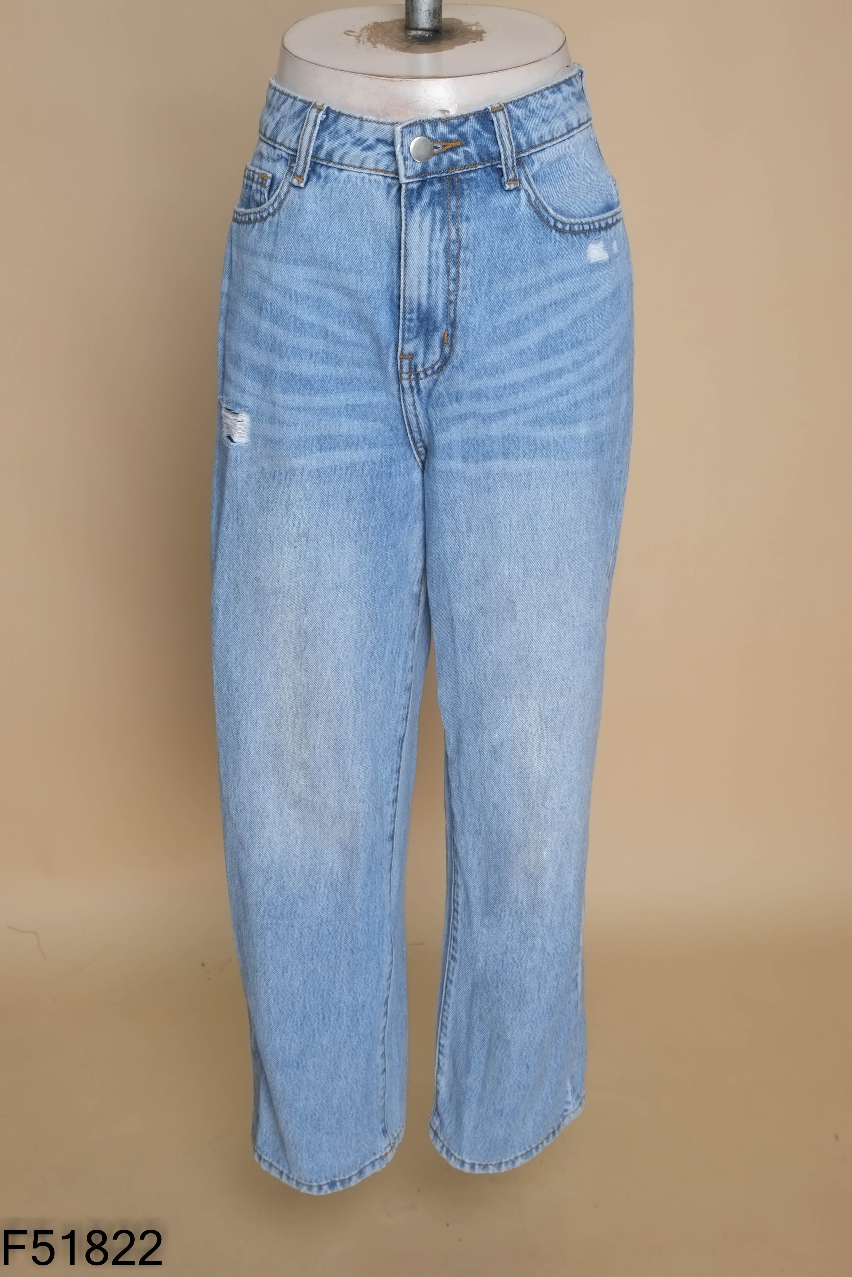 Quần jeans xanh rách