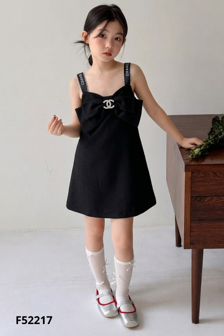 Váy đen bệt vai kid