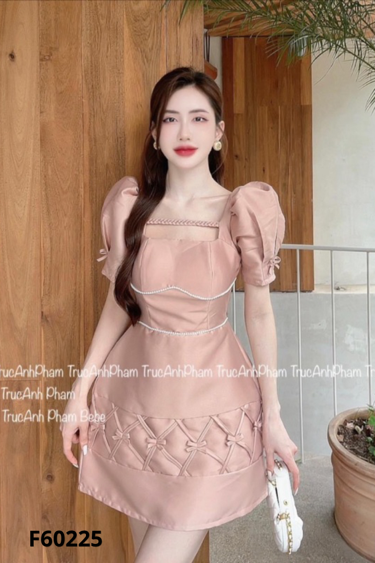 Váy hồng đính hạt ngọc