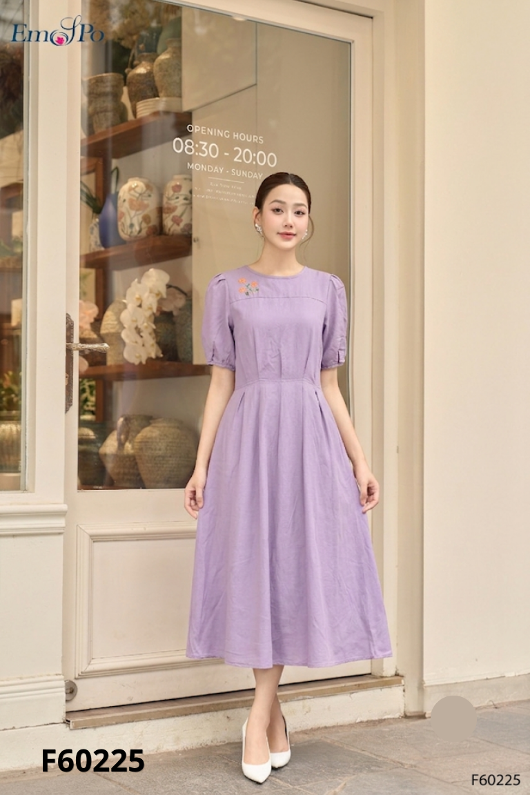 Váy tím buộc nơ thêu hình