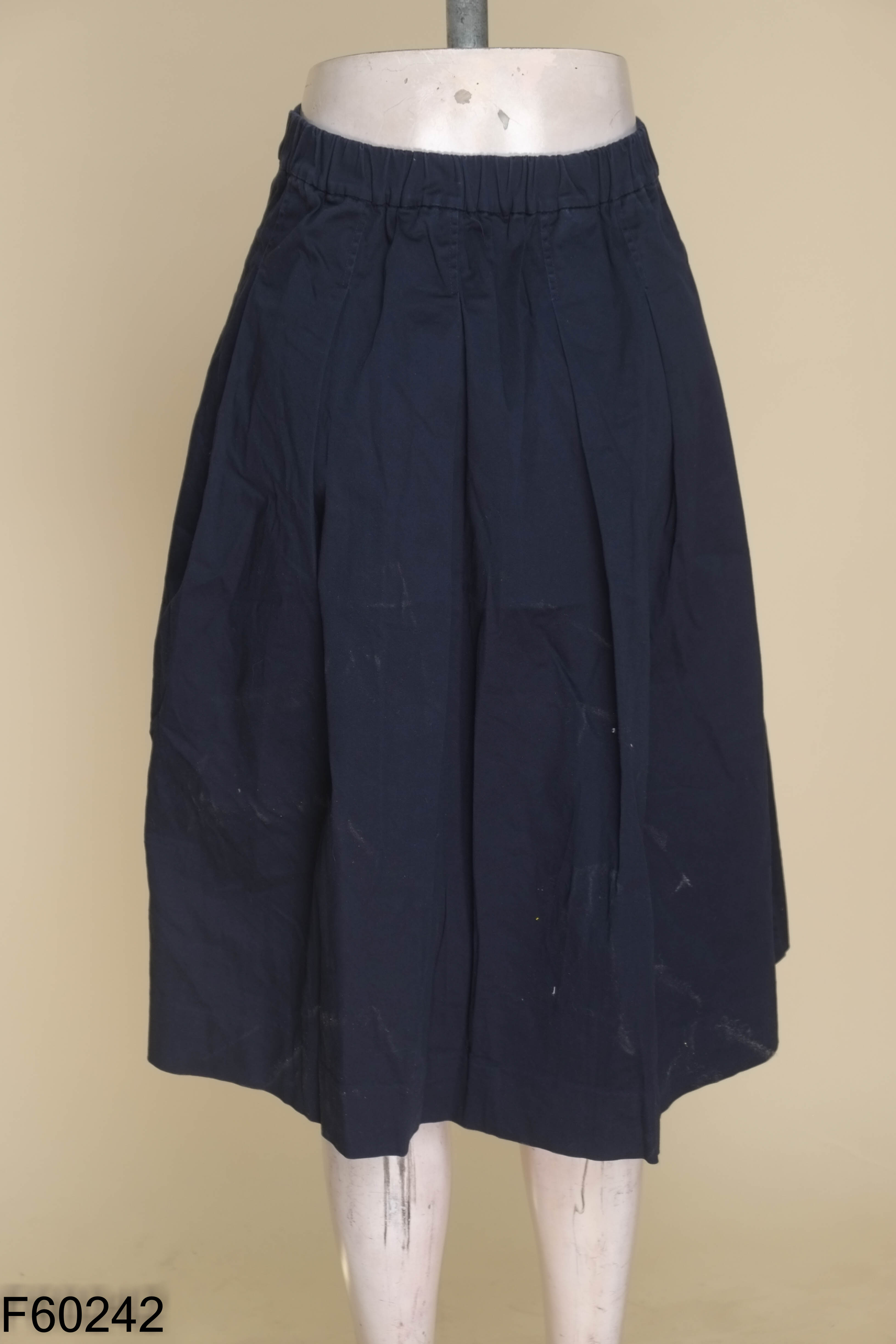 Chân váy UNIQLO xanh than xếp ly