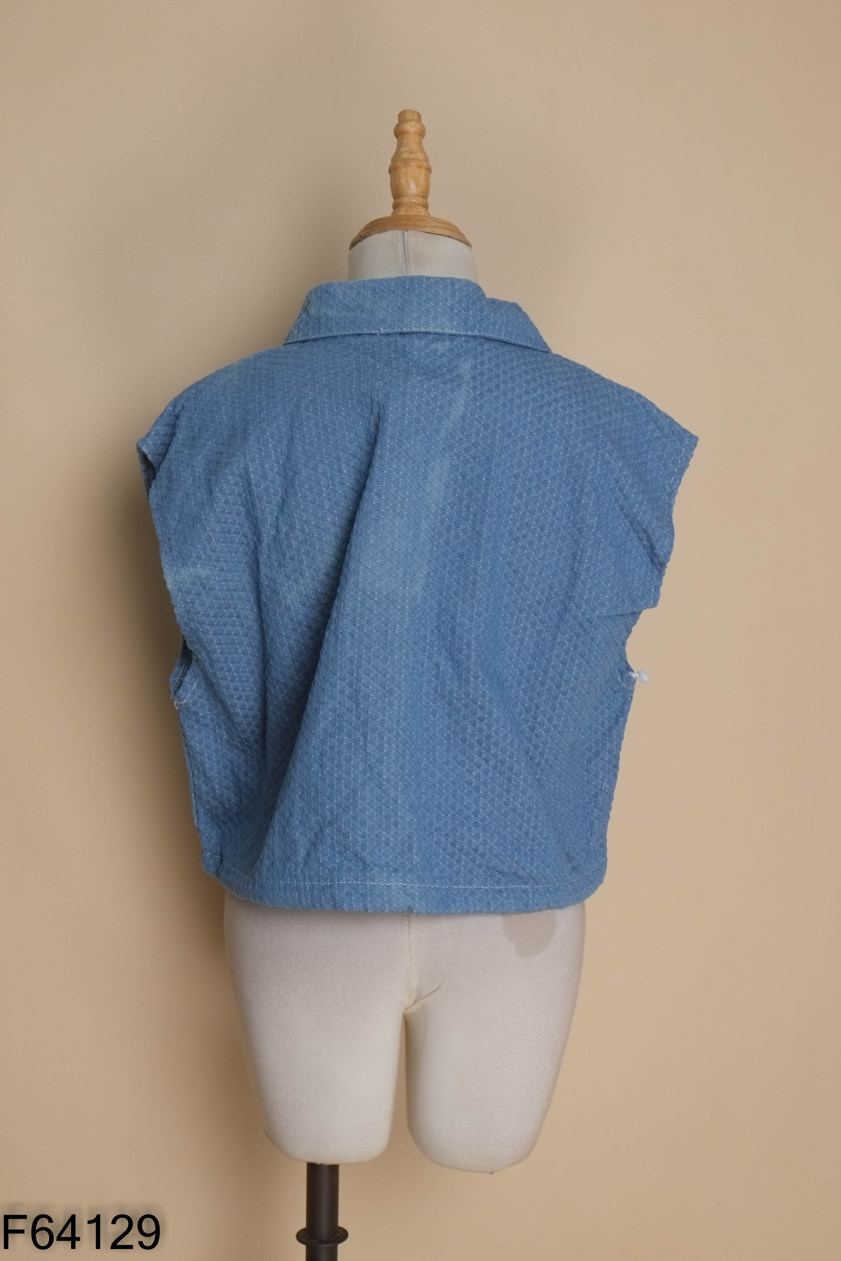 Áo jeans xanh sát nách cúc bấm