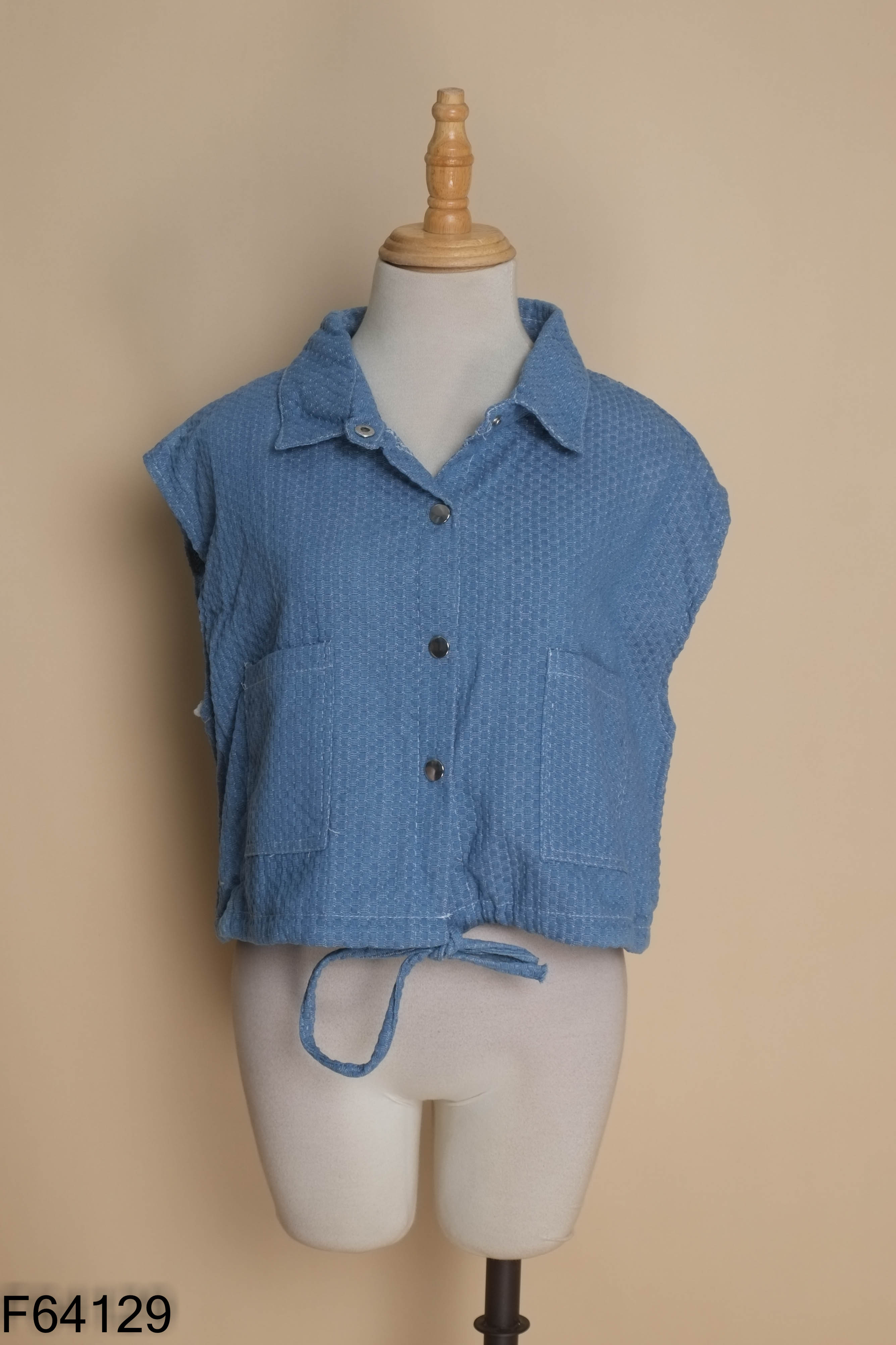 Áo jeans xanh sát nách cúc bấm