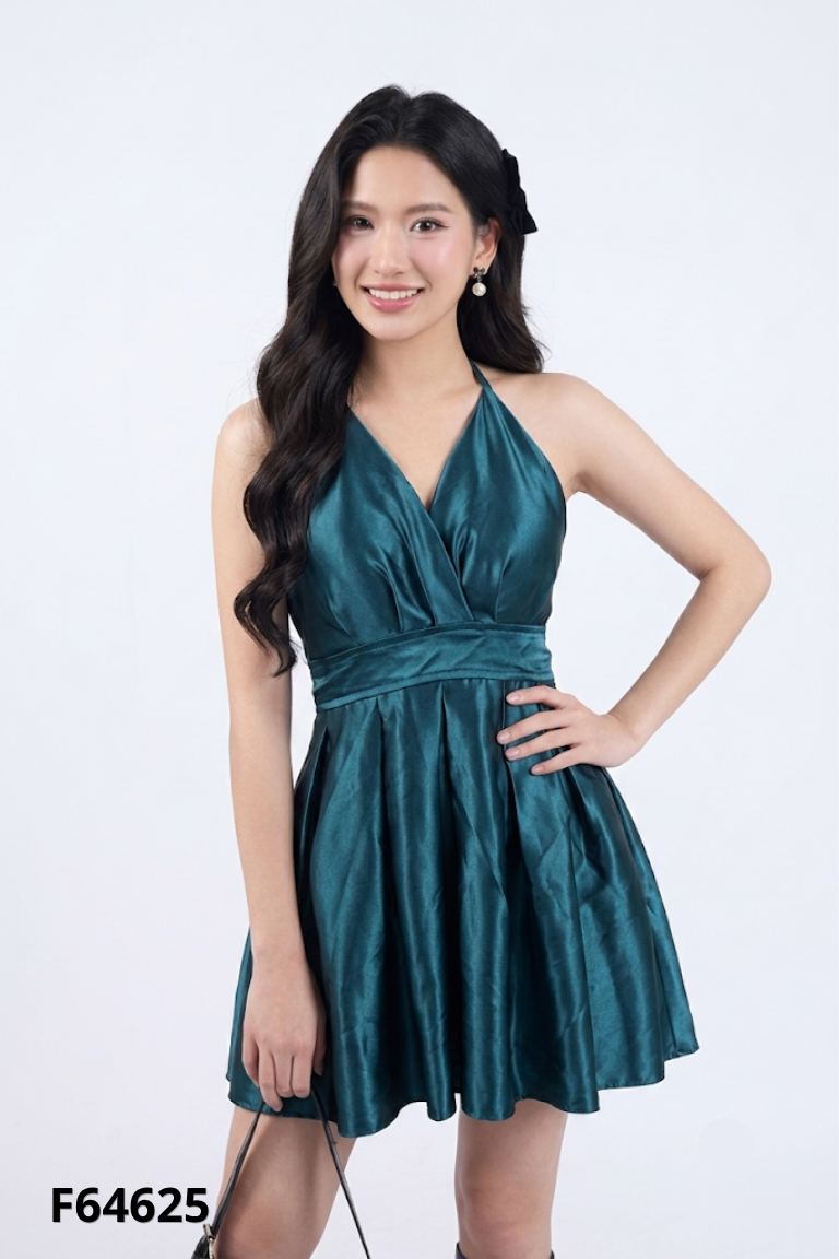 Váy lụa xanh hai dây hở lưng