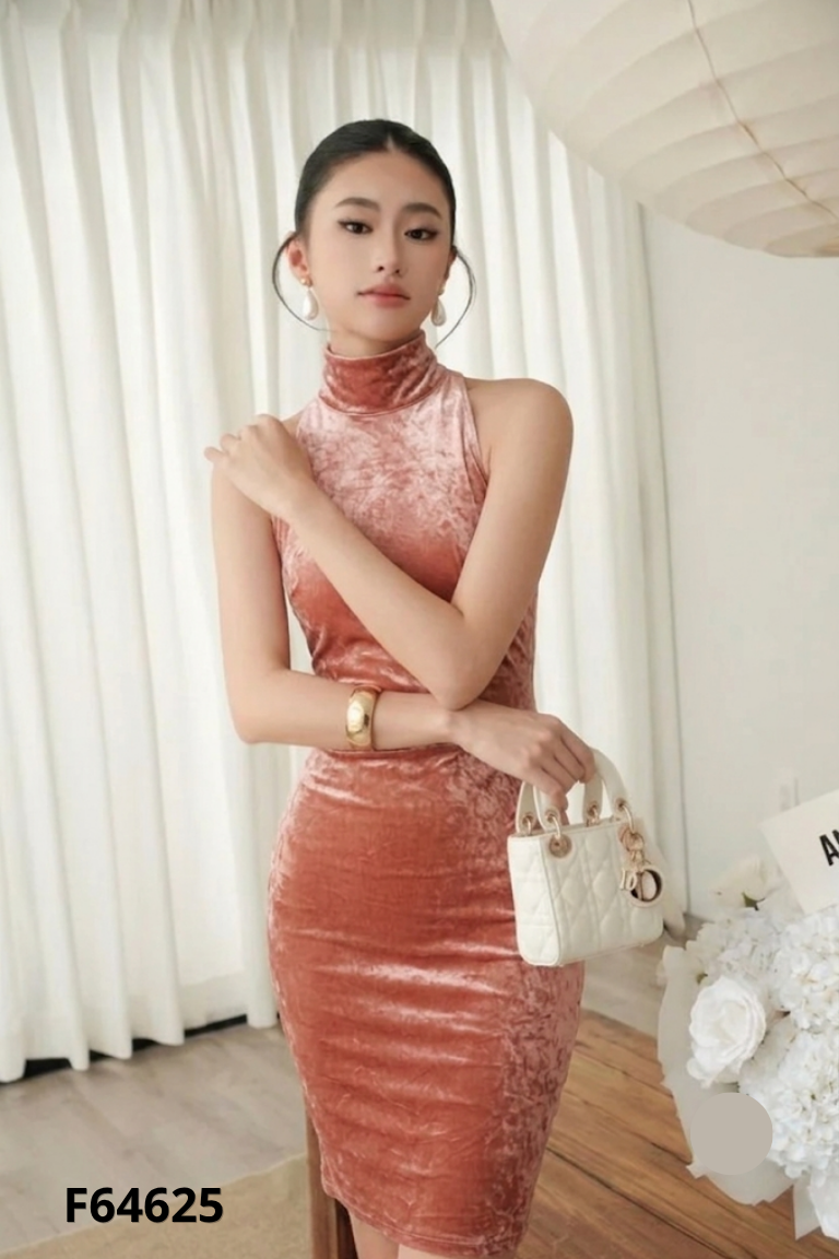 Váy hồng nhung hở lưng buộc cổ