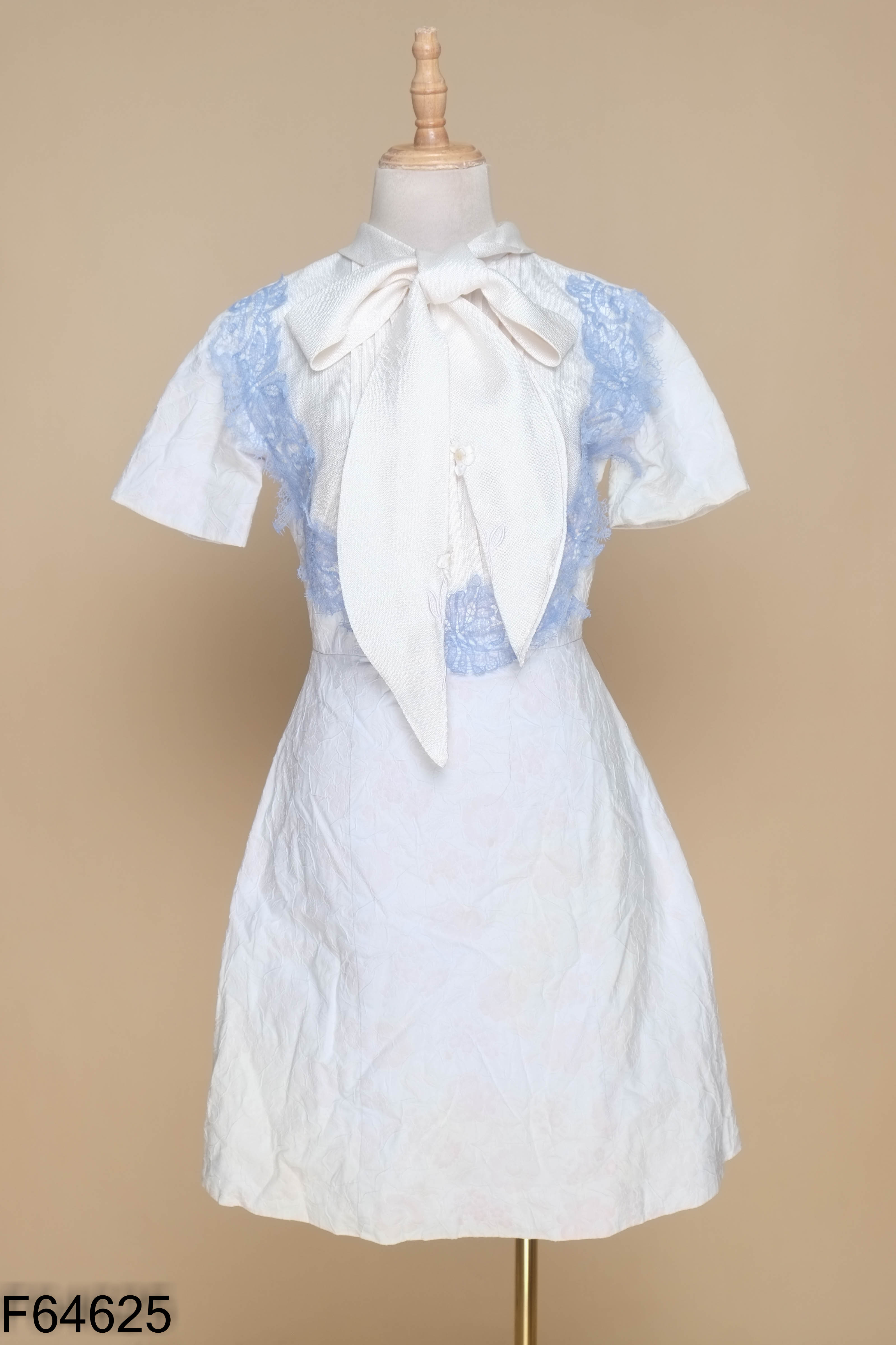 Váy trắng LES DETTES MAINS buộc nơ cổ