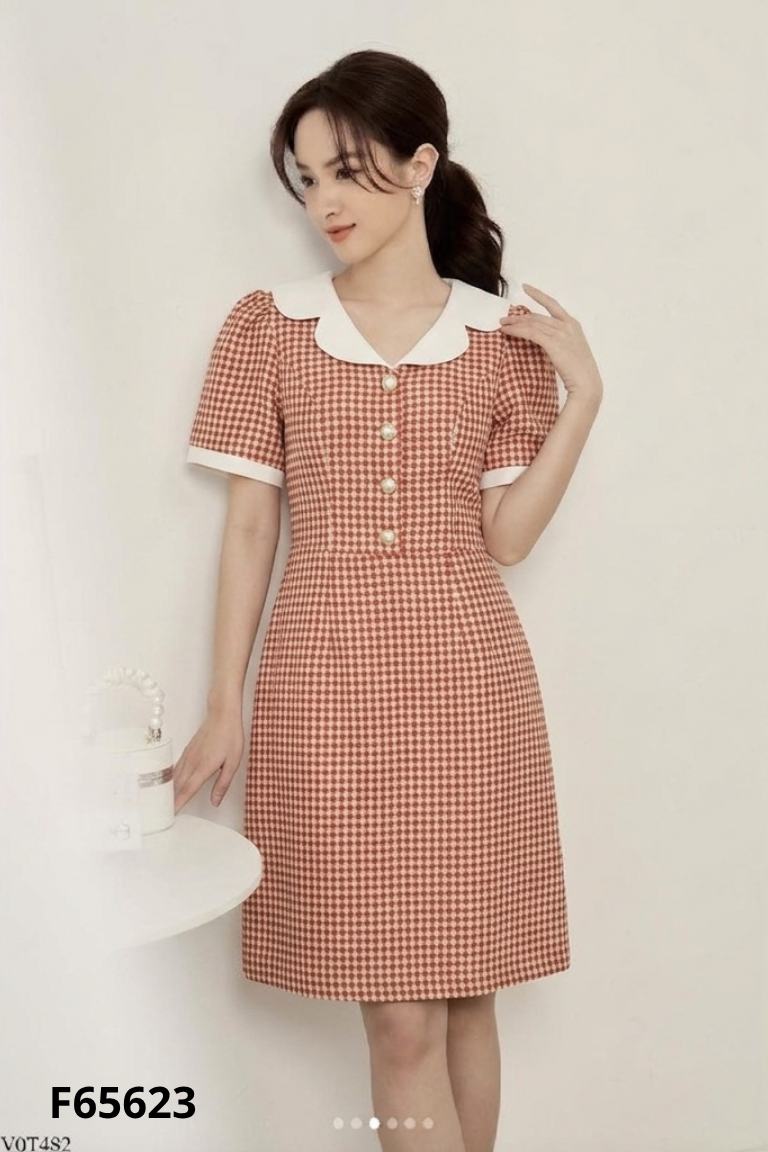 Váy đỏ phối be cổ bẻ