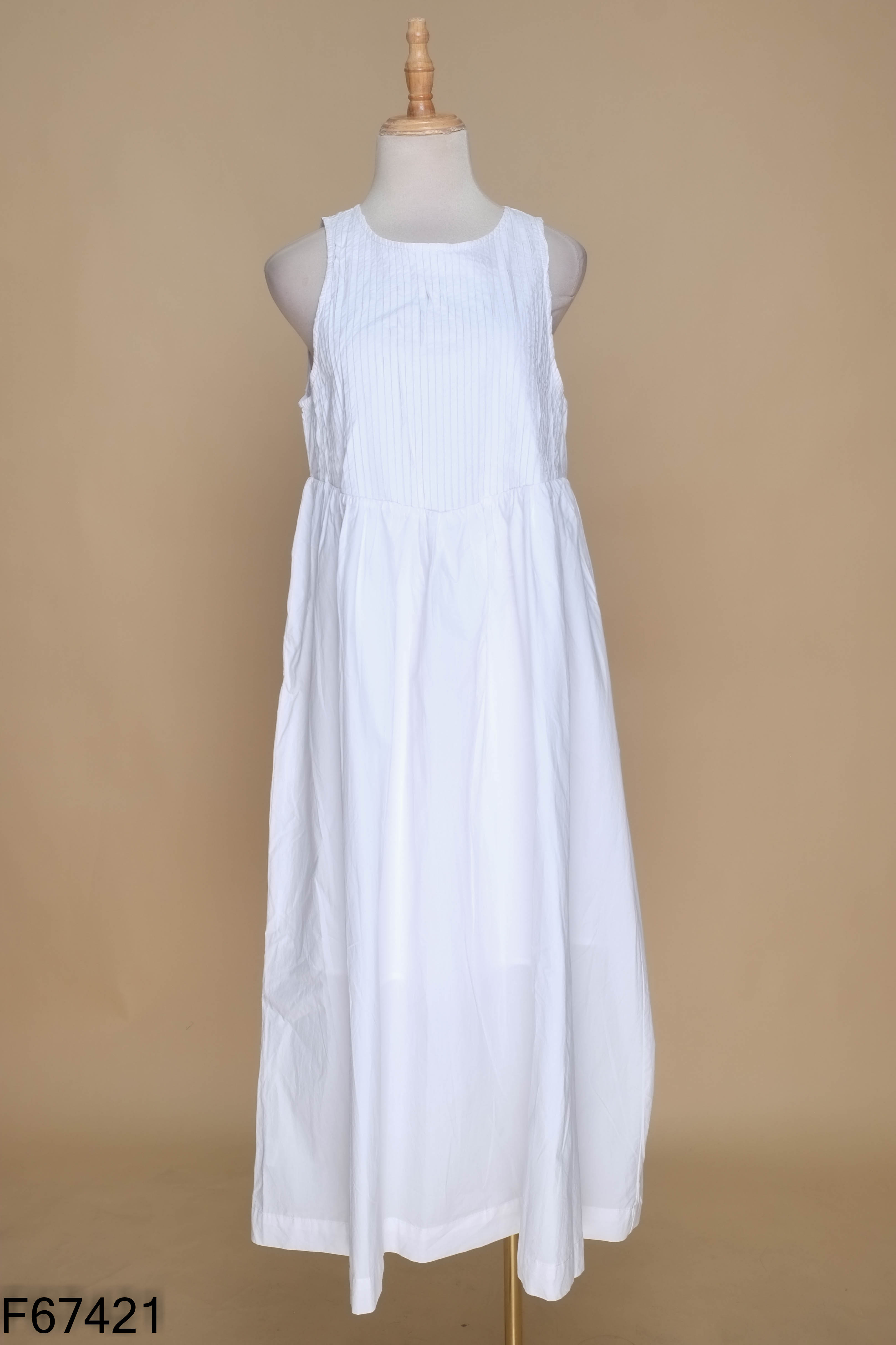 Váy trắng xếp ly