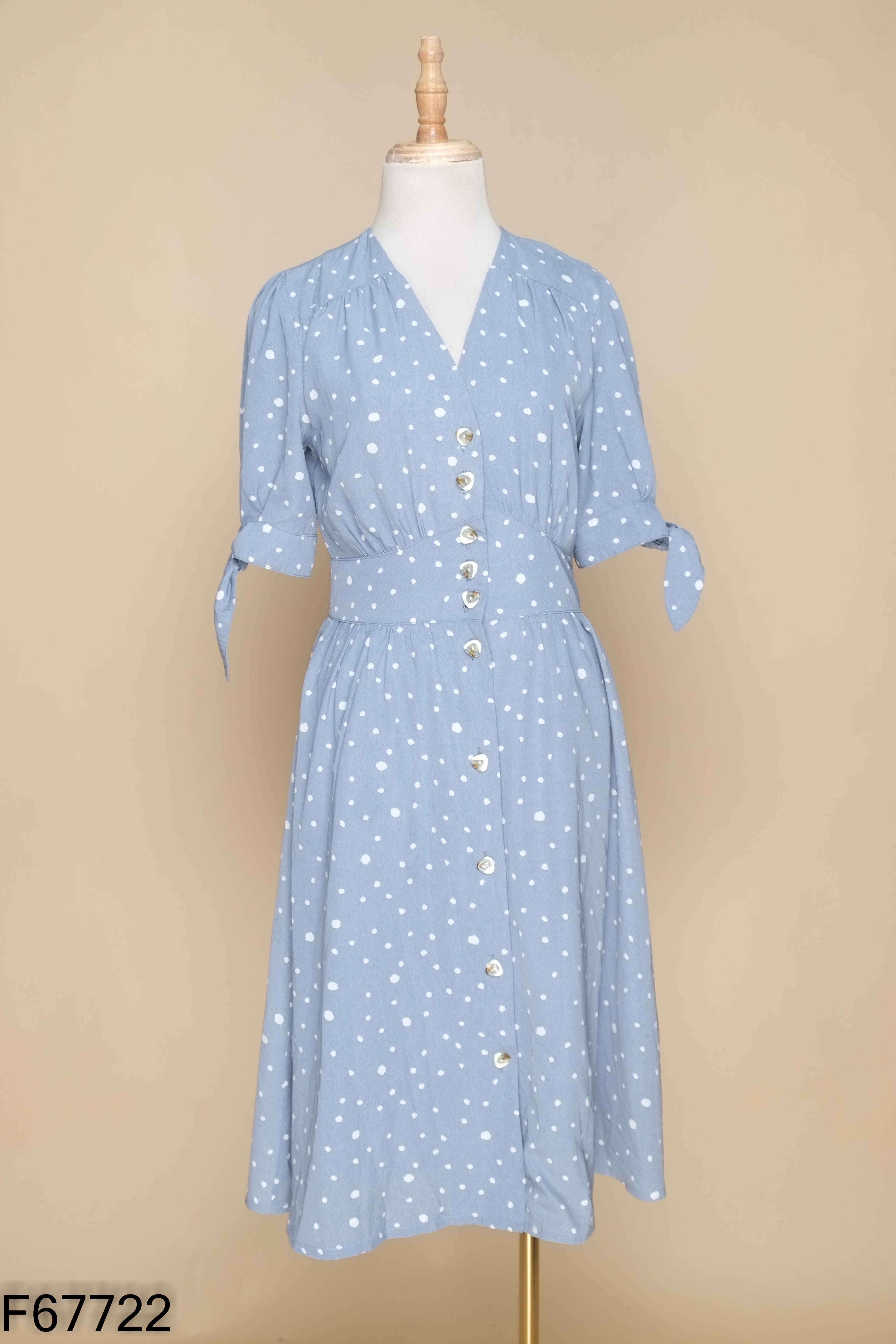 Váy xanh VELVET cổ tim chấm bi