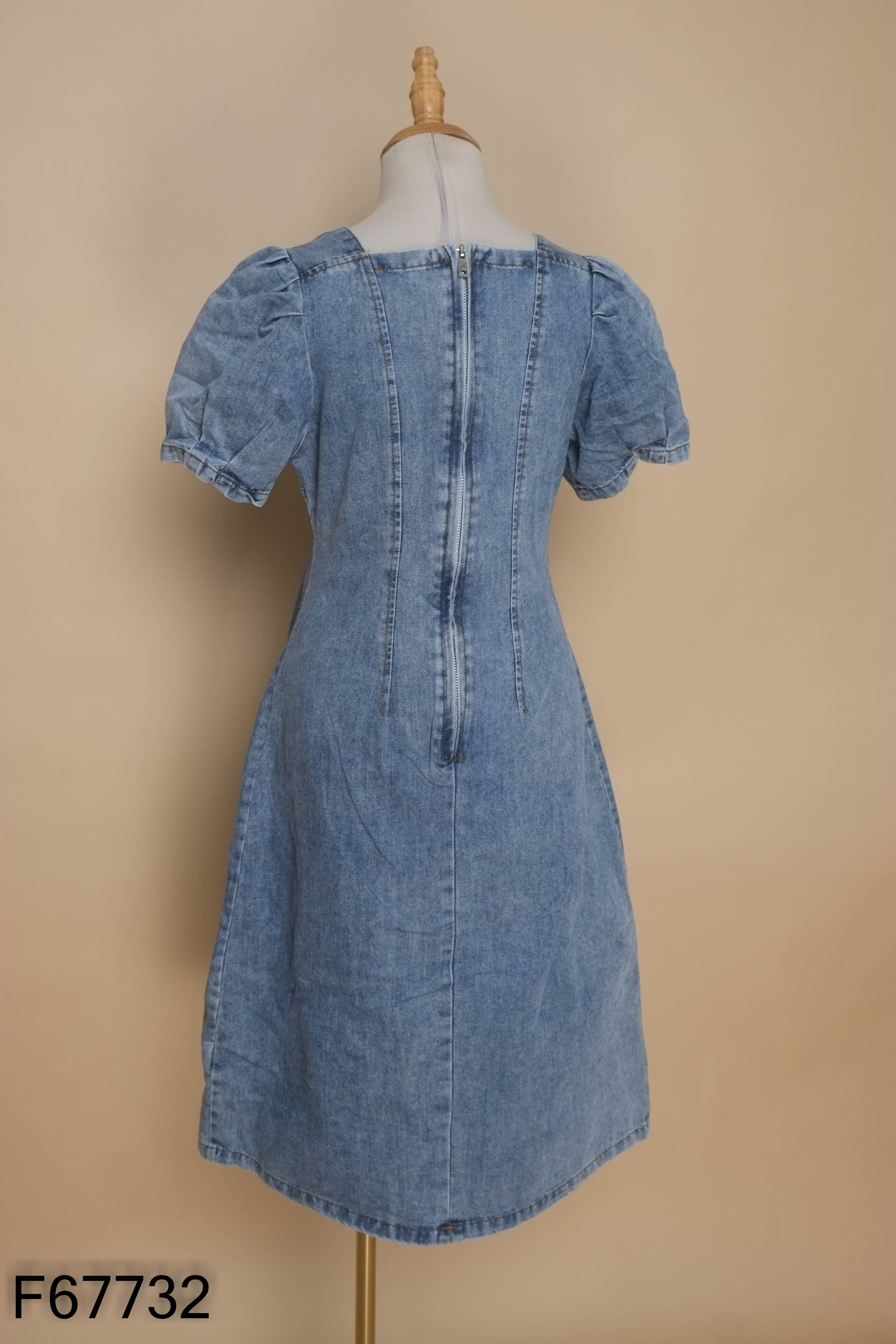 Váy jean xanh cổ vuông