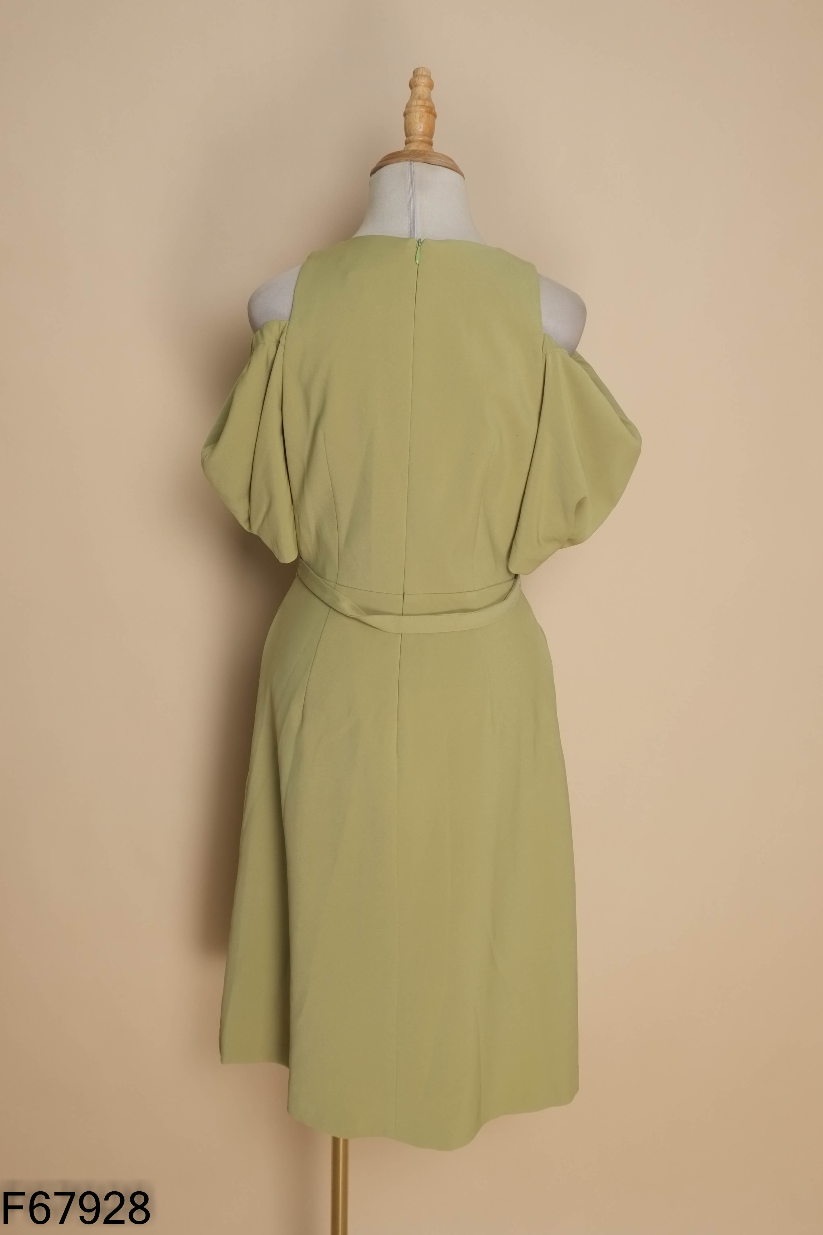 Váy xanh IVY MODA hở vai thêu chữ
