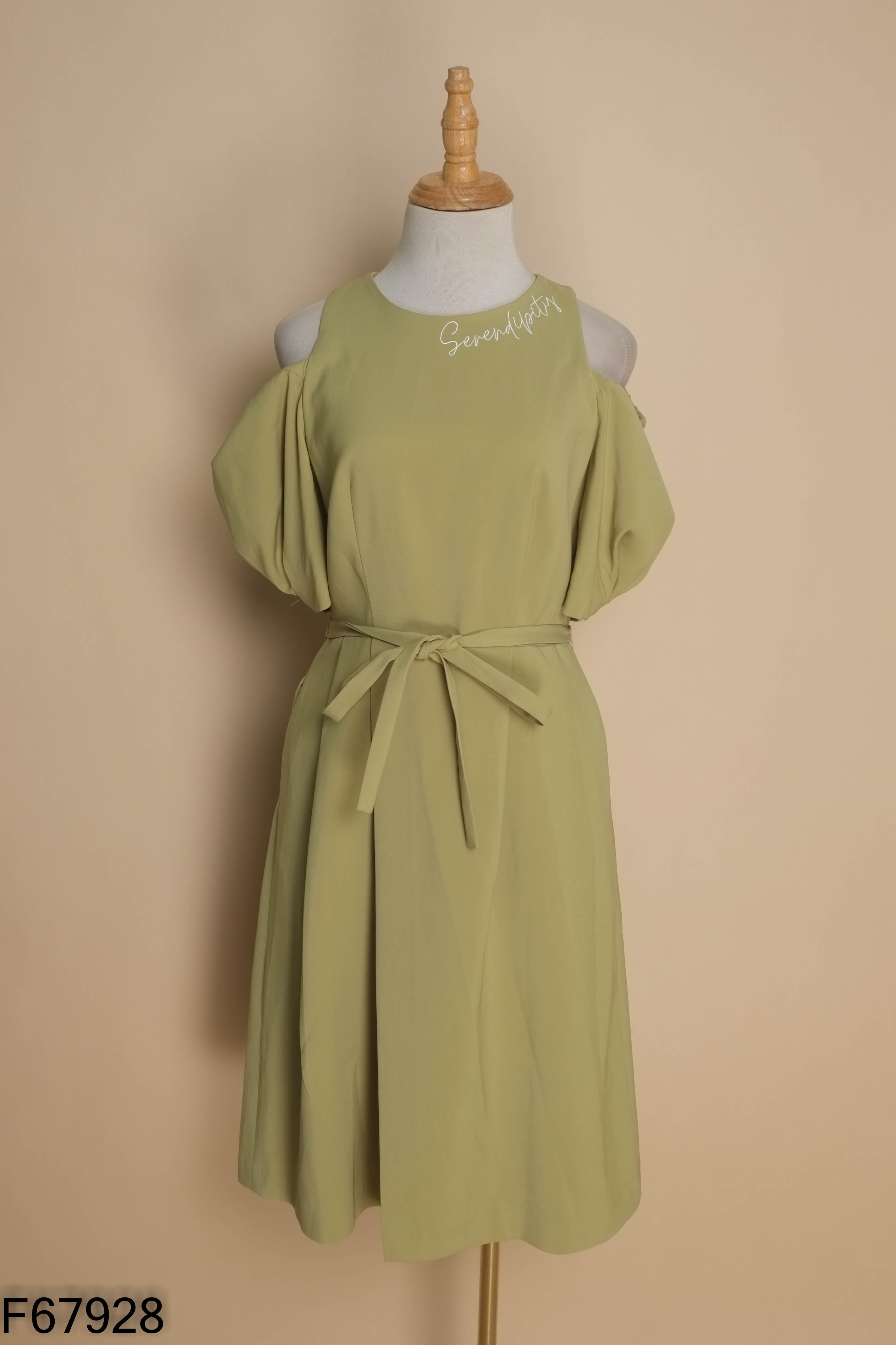Váy xanh IVY MODA hở vai thêu chữ