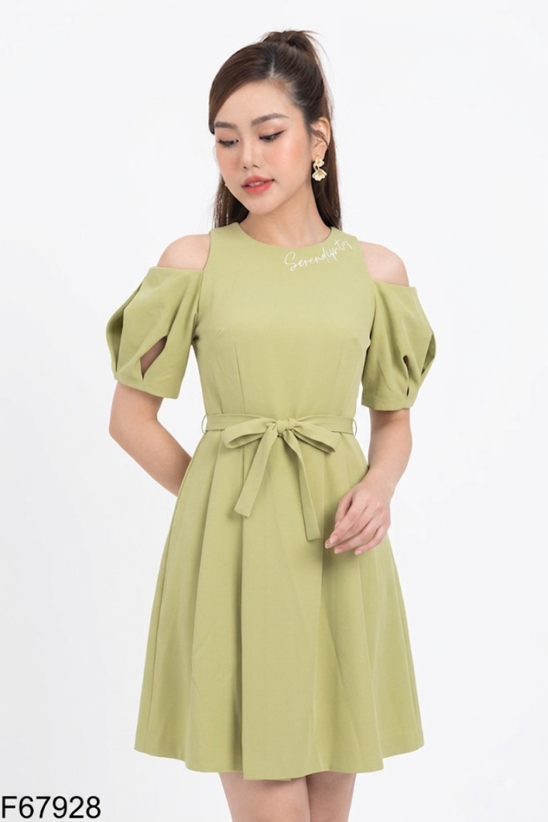 Váy xanh IVY MODA hở vai thêu chữ