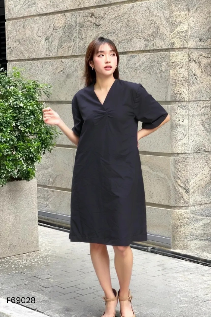 Váy AMM suông đen cổ V