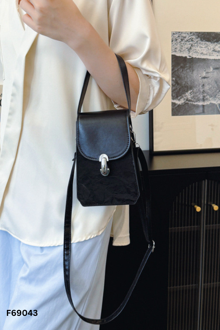 Túi da đen khóa bạc